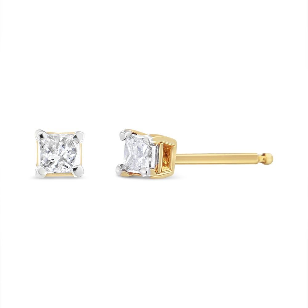 Plongez dans l'élégance discrète de ces boucles d'oreilles solitaires en diamant certifiées AGS, chaque pièce étant une célébration de la sophistication classique et du goût raffiné. Fabriqués en or jaune 14 carats, leurs diamants resplendissants de