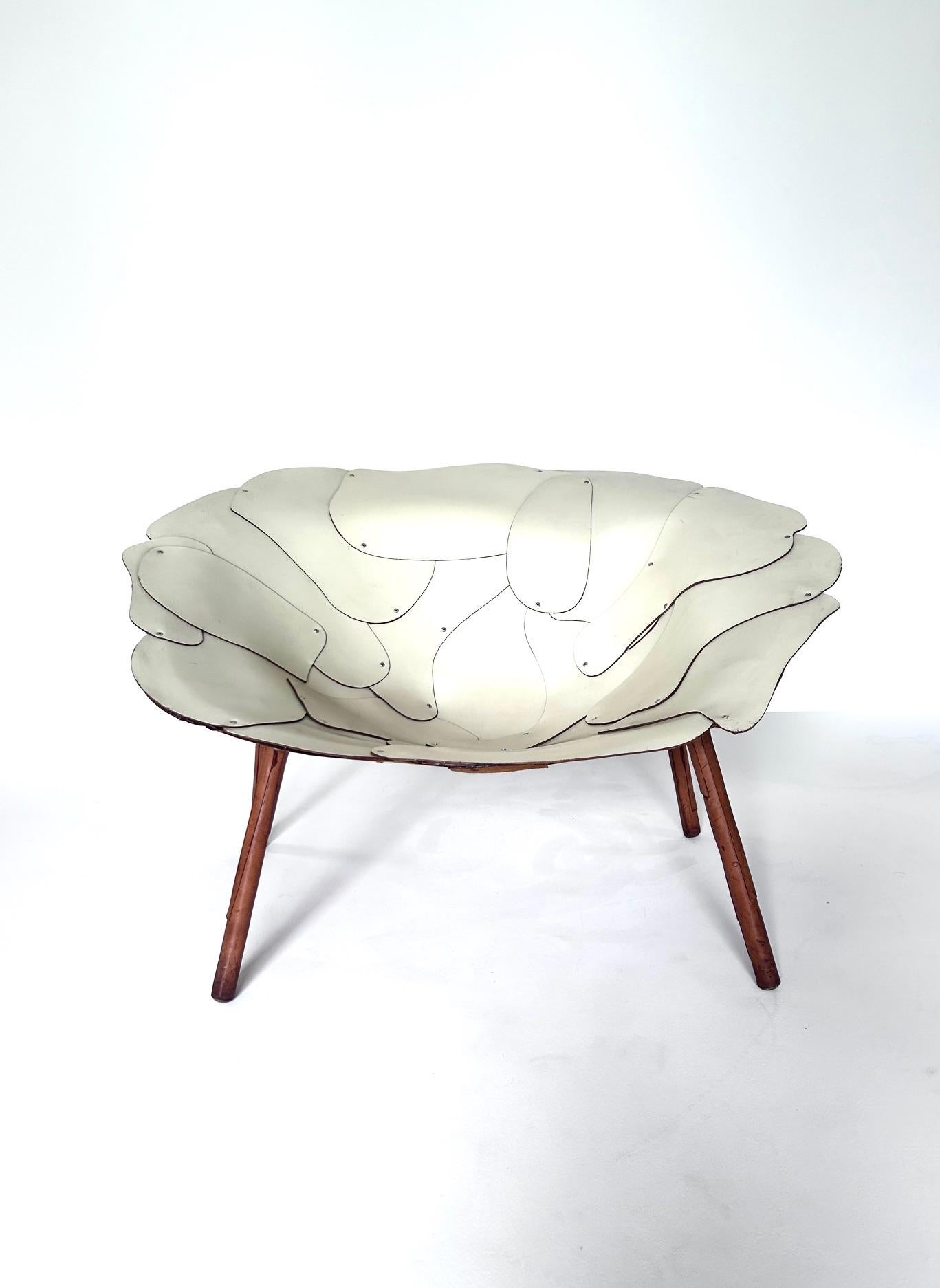  Siège Aguape conçu par Fernando et Humberto Campana, Edra, 2008

2008, pour Edra, Italie, épaisses pièces de cuir en forme de pétales de fleurs découpées au laser sur un cadre métallique invisible, pieds de chaise en bois recouverts de cuir, signé
