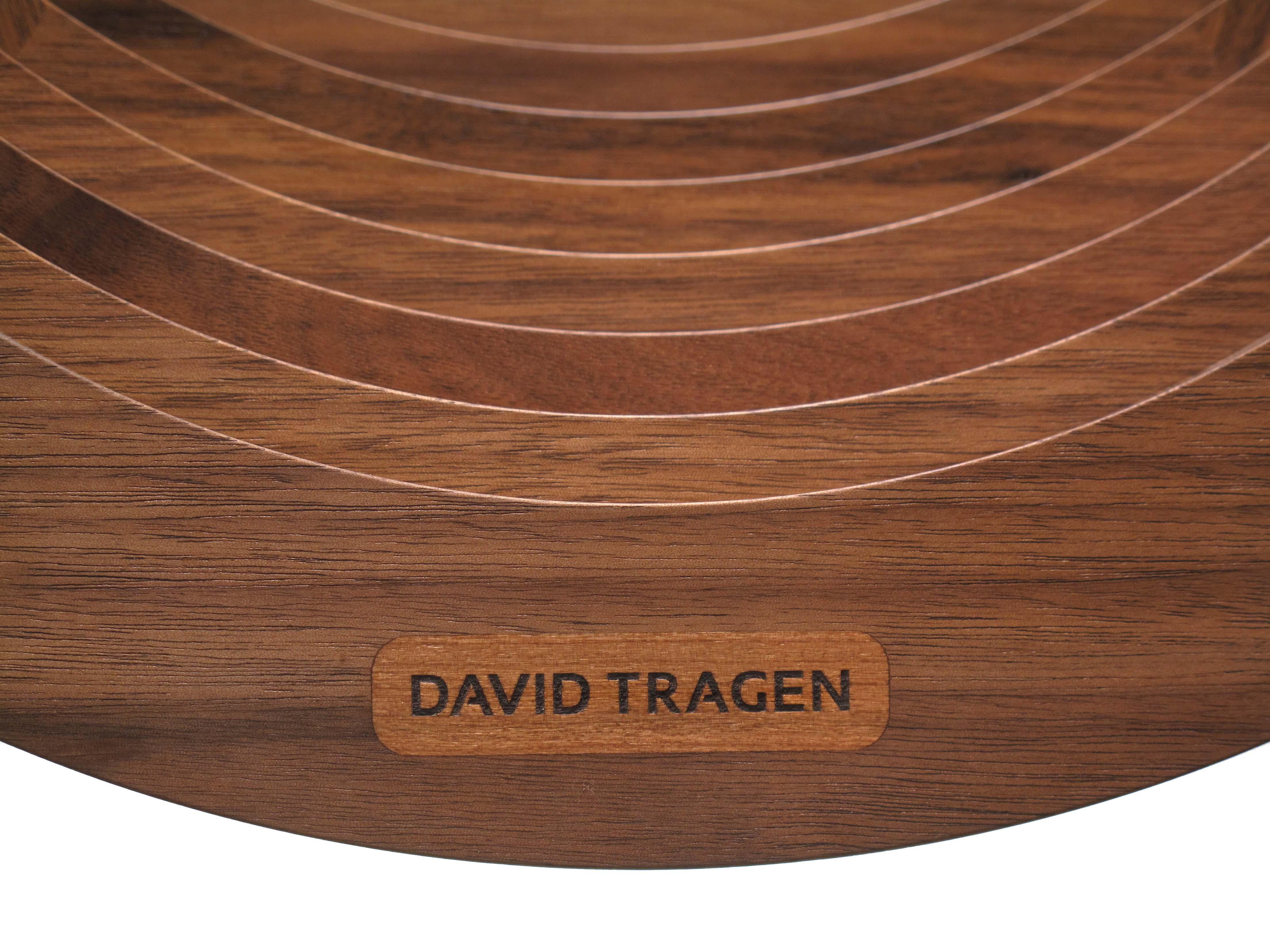 Moderne Table d'appoint sculpturale contemporaine en bois massif Aguaviva de David Tragen en vente