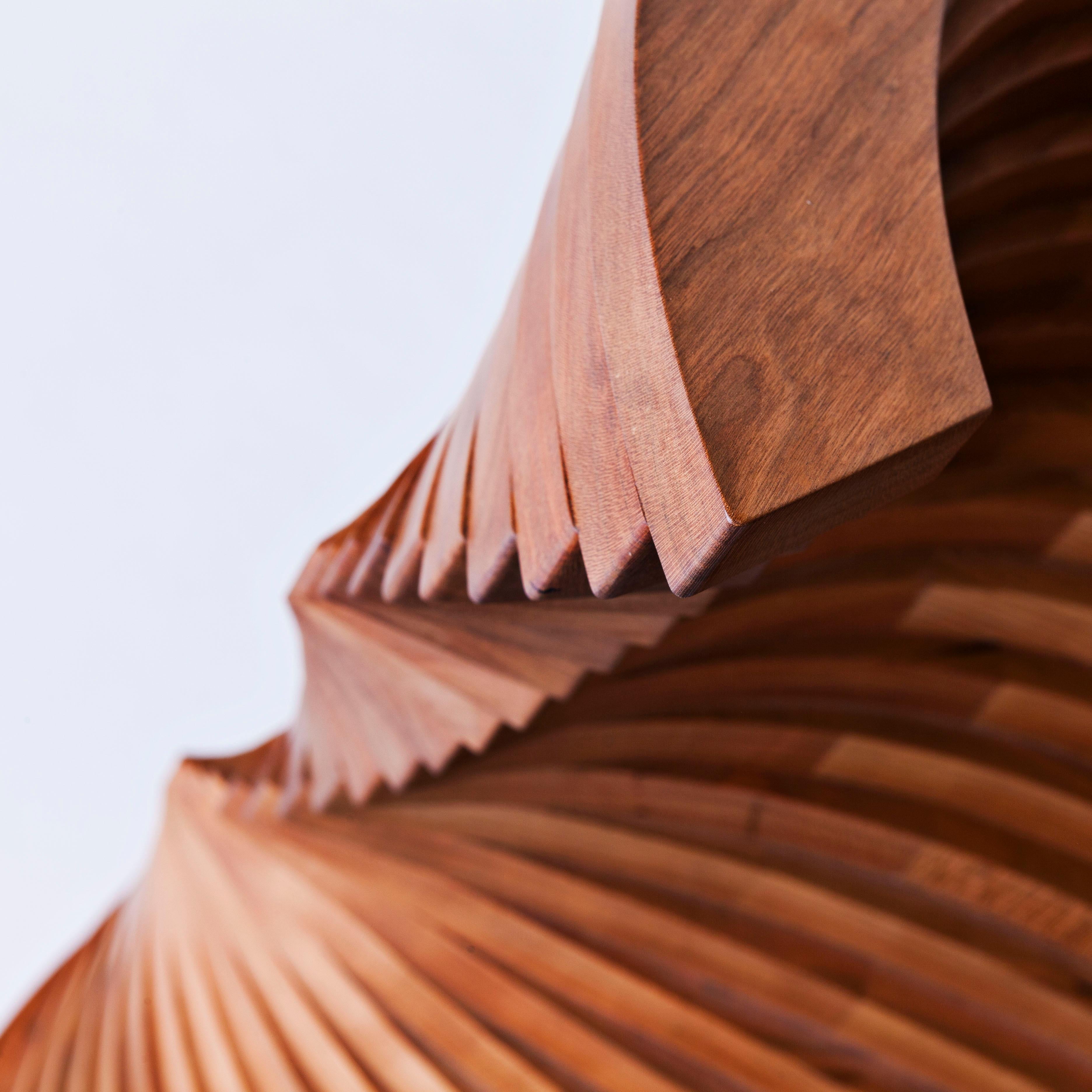 Fait main Table d'appoint sculpturale contemporaine en bois massif Aguaviva de David Tragen en vente