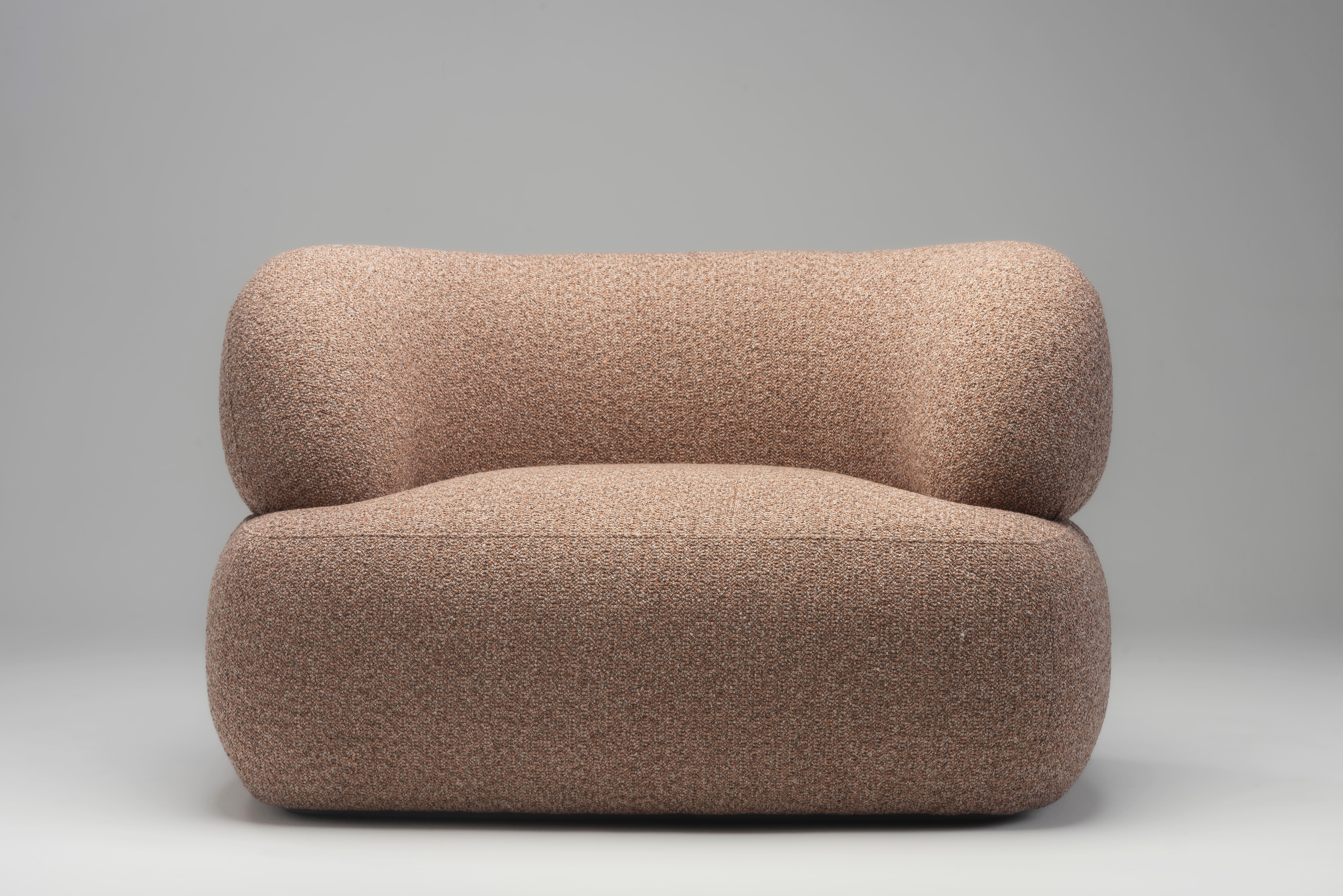 La chaise longue Agulha, conçue par Zanini de Zanine, présente une forme arrondie et douillette qui offre à la fois un confort exceptionnel et un style sophistiqué. Son revêtement en tissu bouclé se distingue par sa surface douce et texturée,