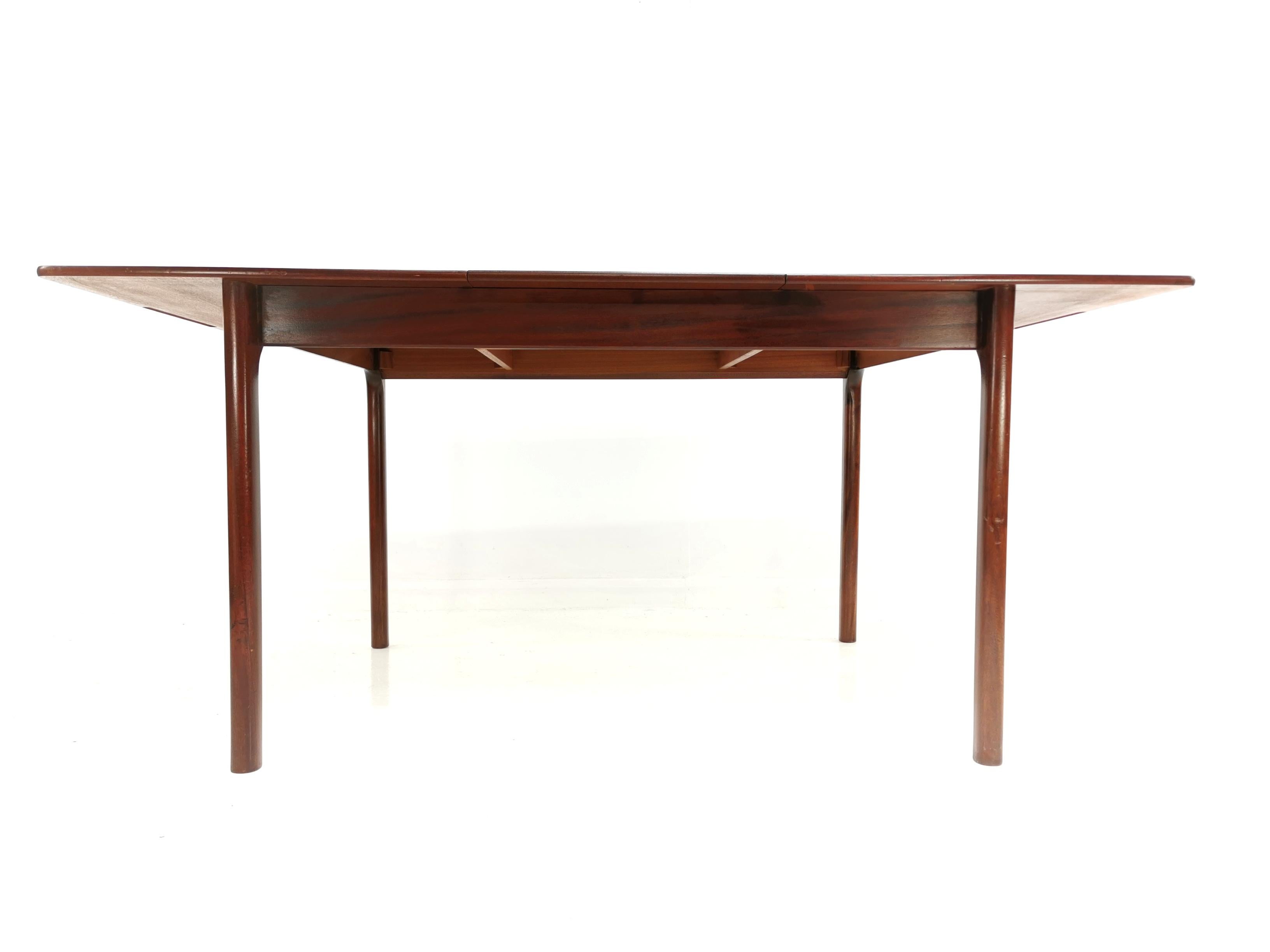 A.H. McIntosh of Kirkcaldy Rosewood Extending Dining Table Midcentury, 1970 In Good Condition In STOKE ON TRENT, GB