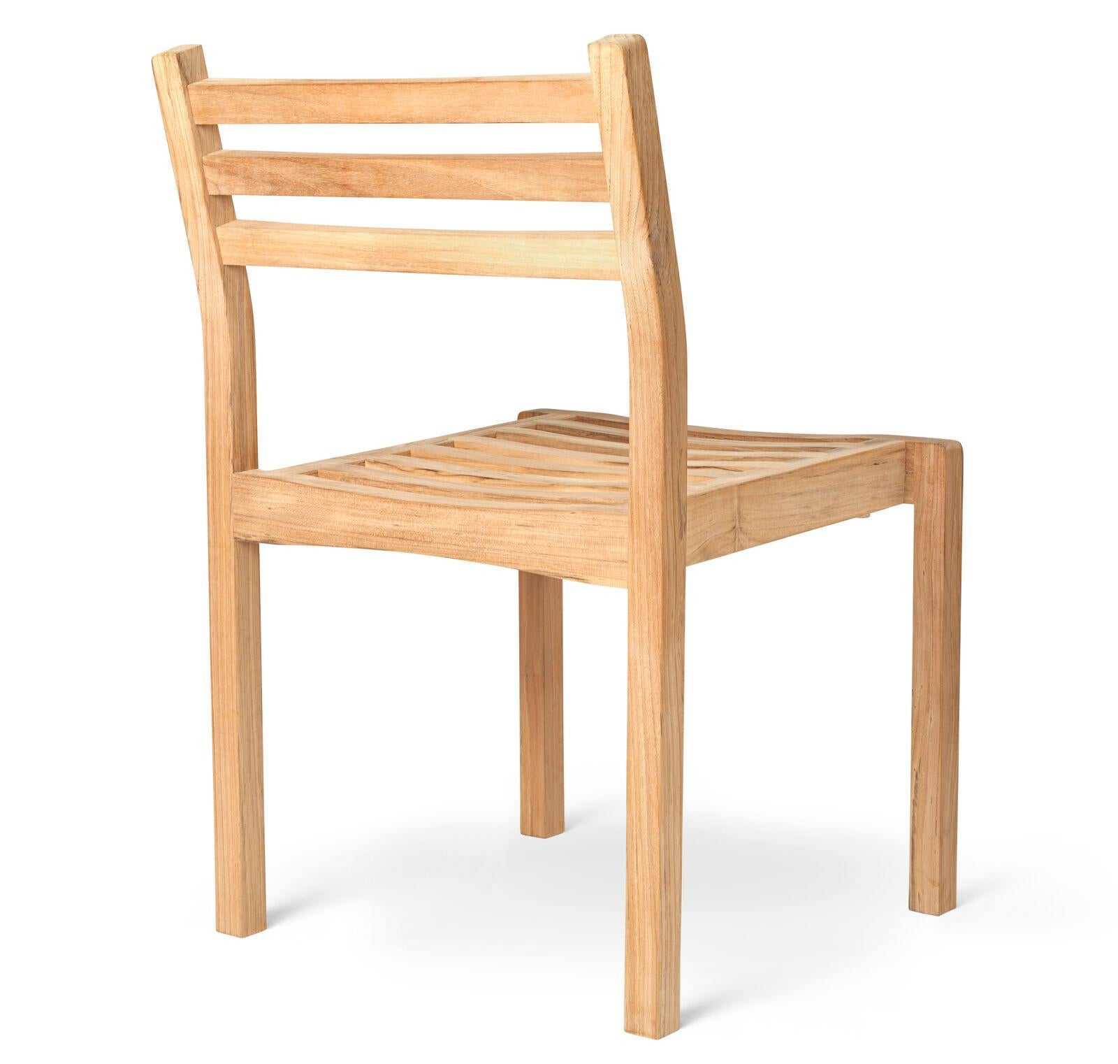 Der AH501 Outdoor Dining Chair wurde von Alfred Homann im Jahr 2022 als Teil der AH Outdoor Serie entworfen. Er zeichnet sich durch strenge Linien aus, die elegant mit weichen, abgerundeten Details kombiniert werden. Der Stuhl kann mit dem