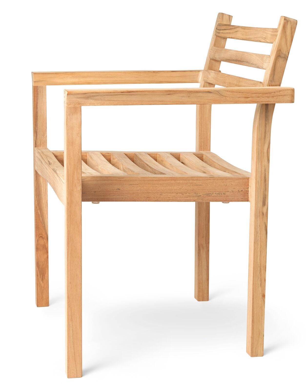 La chaise de salle à manger d'extérieur AH501 a été conçue par Alfred Homann en 2022 dans le cadre de la série AH Outdoor, caractérisée par des lignes strictes élégamment combinées à des détails doux et arrondis. La chaise peut être combinée avec la
