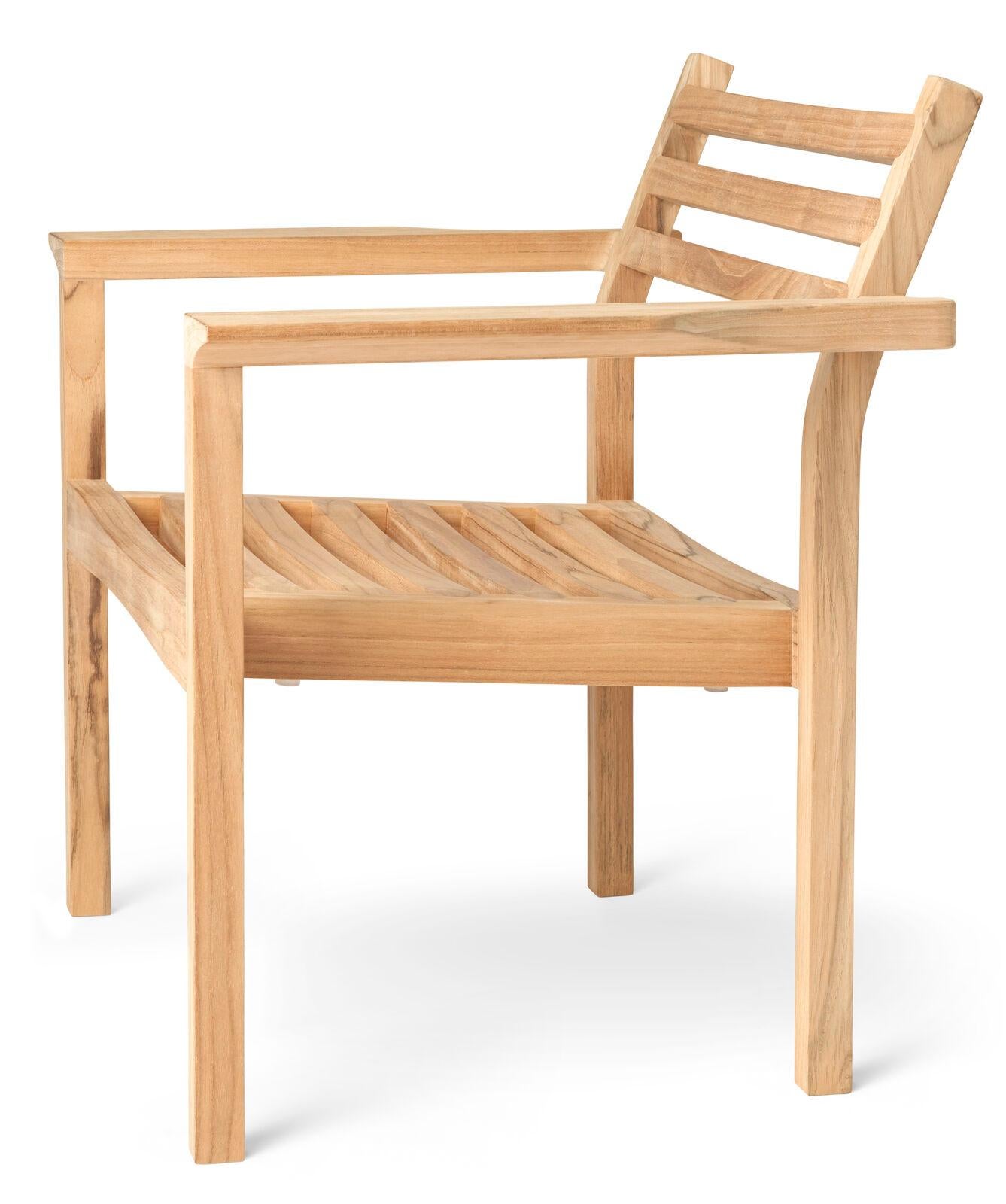 La chaise AH601 Outdoor Lounge a été conçue par Alfred Homann en 2022 dans le cadre de la série AH Outdoor. Comme le reste du mobilier d'extérieur de la série, la chaise longue se caractérise par des lignes strictes élégamment combinées à des