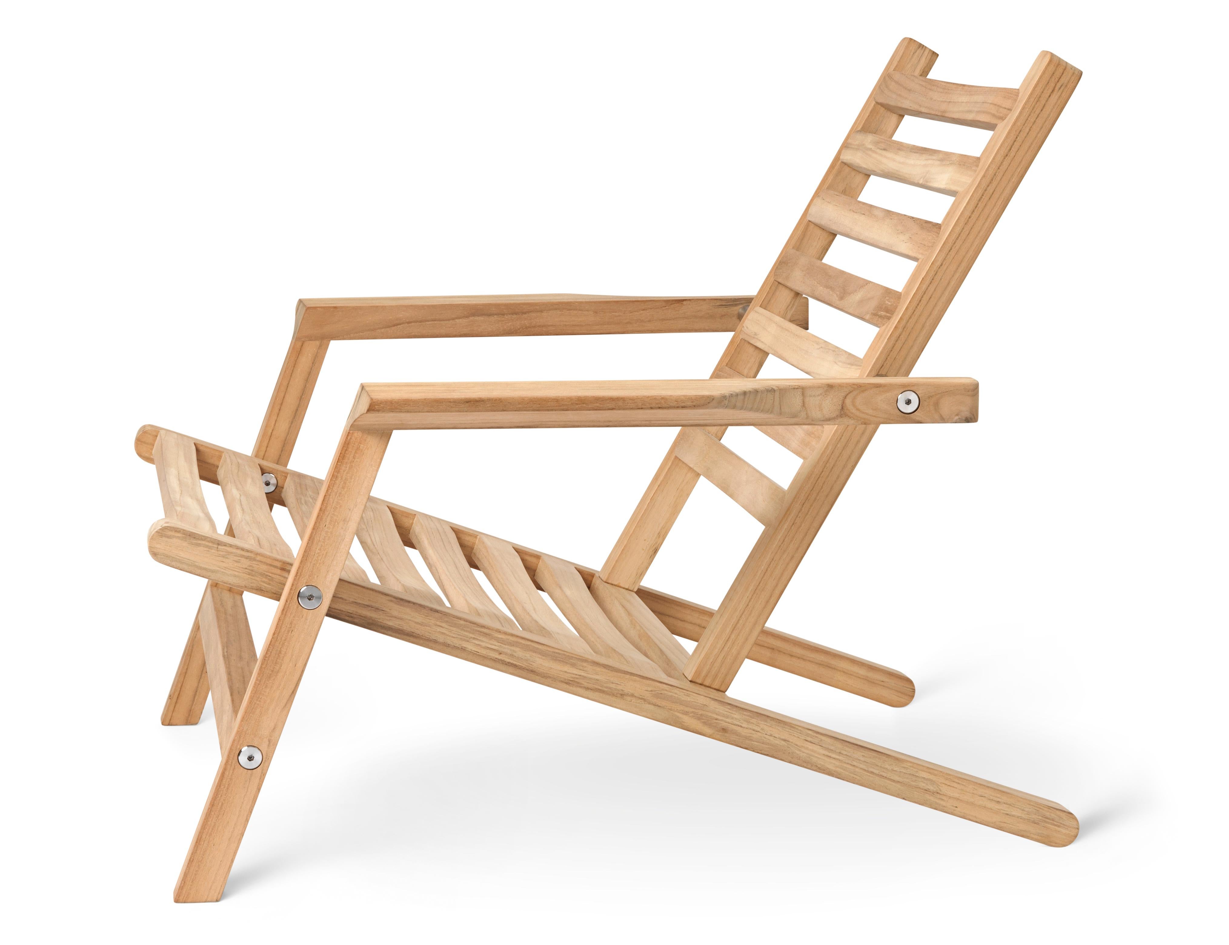 The comfortable Outdoor Deck chair is part of the AH Outdoor series, designed by Alfred Homann in 2022. Like the other outdoor furniture in the series, the deck chair is characterized by strict lines elegantly combined with soft, rounded details.