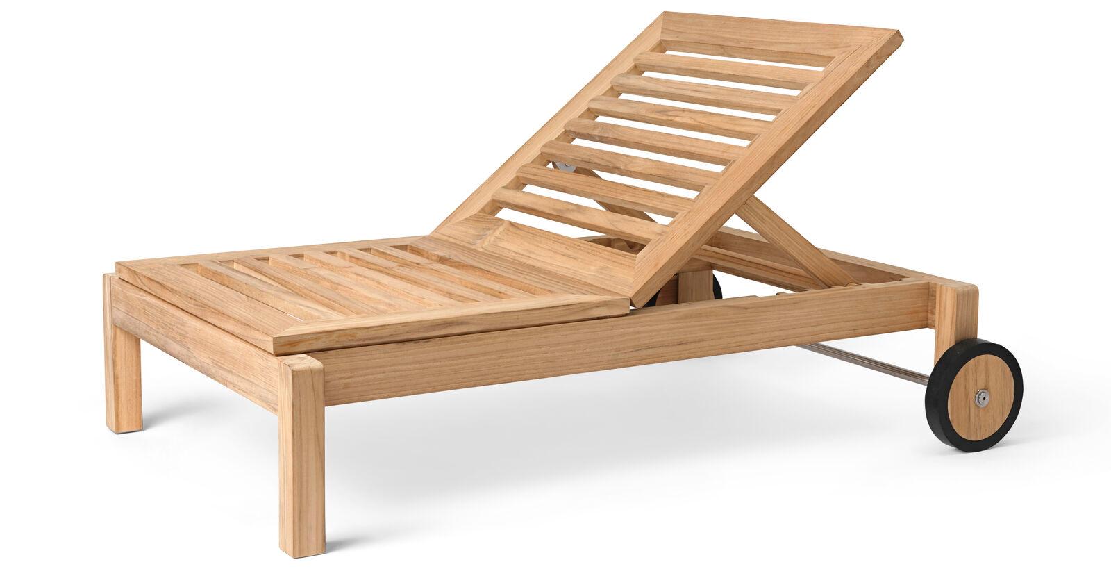 Alfred Homann designed the AH604 Outdoor Lounger in 2022 as part of the AH Outdoor series. Like the rest of the outdoor furniture in the series, it is characterized by strict lines elegantly combined with soft, rounded details. The lounger can be
