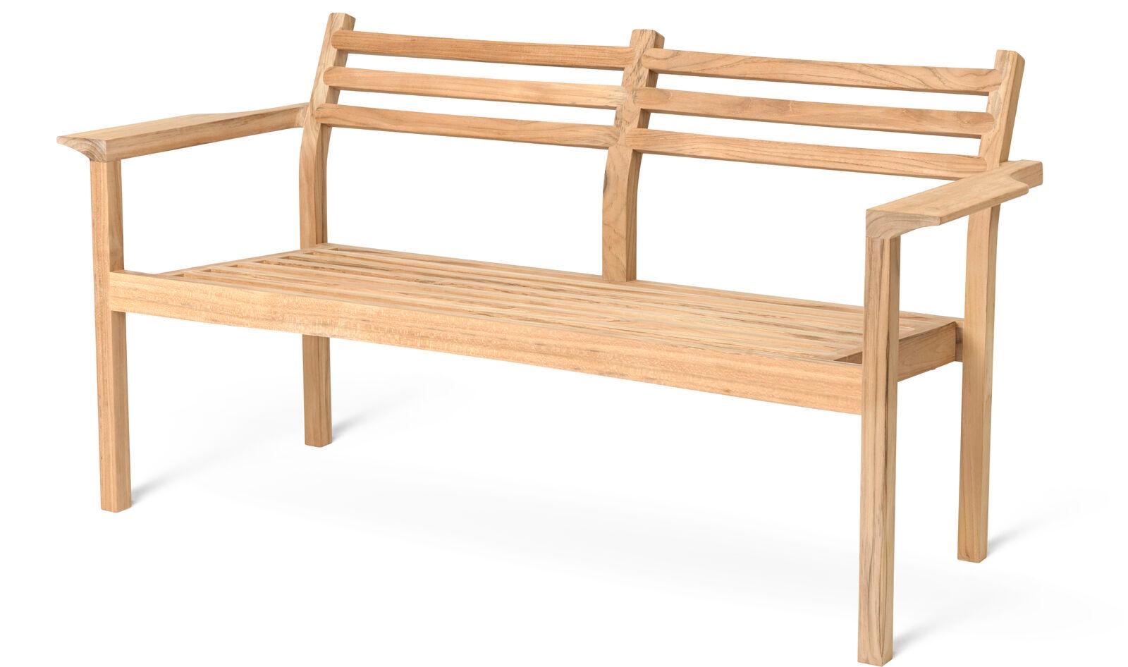 Das AH701 Outdoor Lounge Sofa wurde von Alfred Homann im Jahr 2022 als Teil der AH Outdoor Serie entworfen. Es zeichnet sich durch strenge Linien aus, die elegant mit weichen, abgerundeten Details kombiniert werden. Das Sofa bietet Platz für zwei