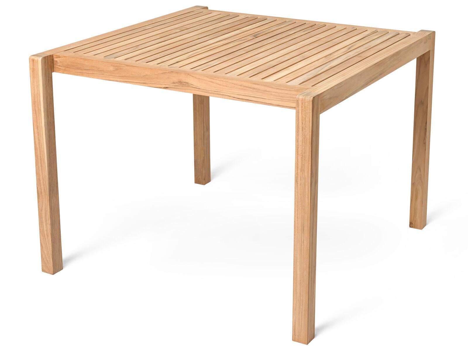 Der schlichte, quadratische Esstisch gehört zur Serie AH Outdoor, die von Alfred Homann 2022 entworfen wurde. Wie der Rest der Serie ist auch dieser Tisch von einer strengen Ästhetik geprägt, die elegant mit weichen, abgerundeten Details kombiniert