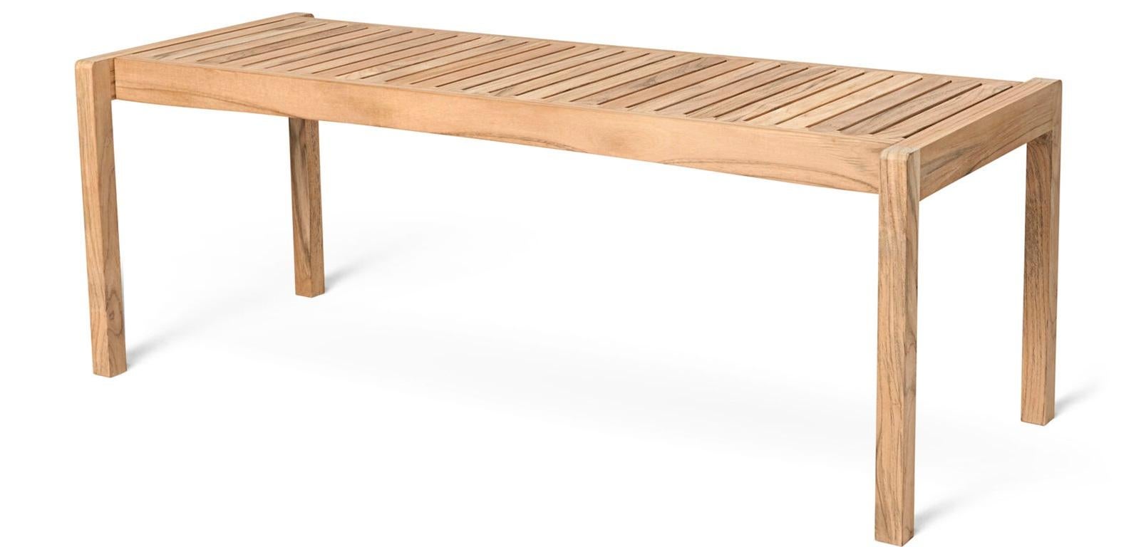 Alfred Homann designed the AH912 Outdoor Table Bench in 2022 as part of the AH Outdoor series. Like the rest of the series, the bench is characterized by strict lines elegantly combined with soft, rounded details. The bench is made of FSC-certified