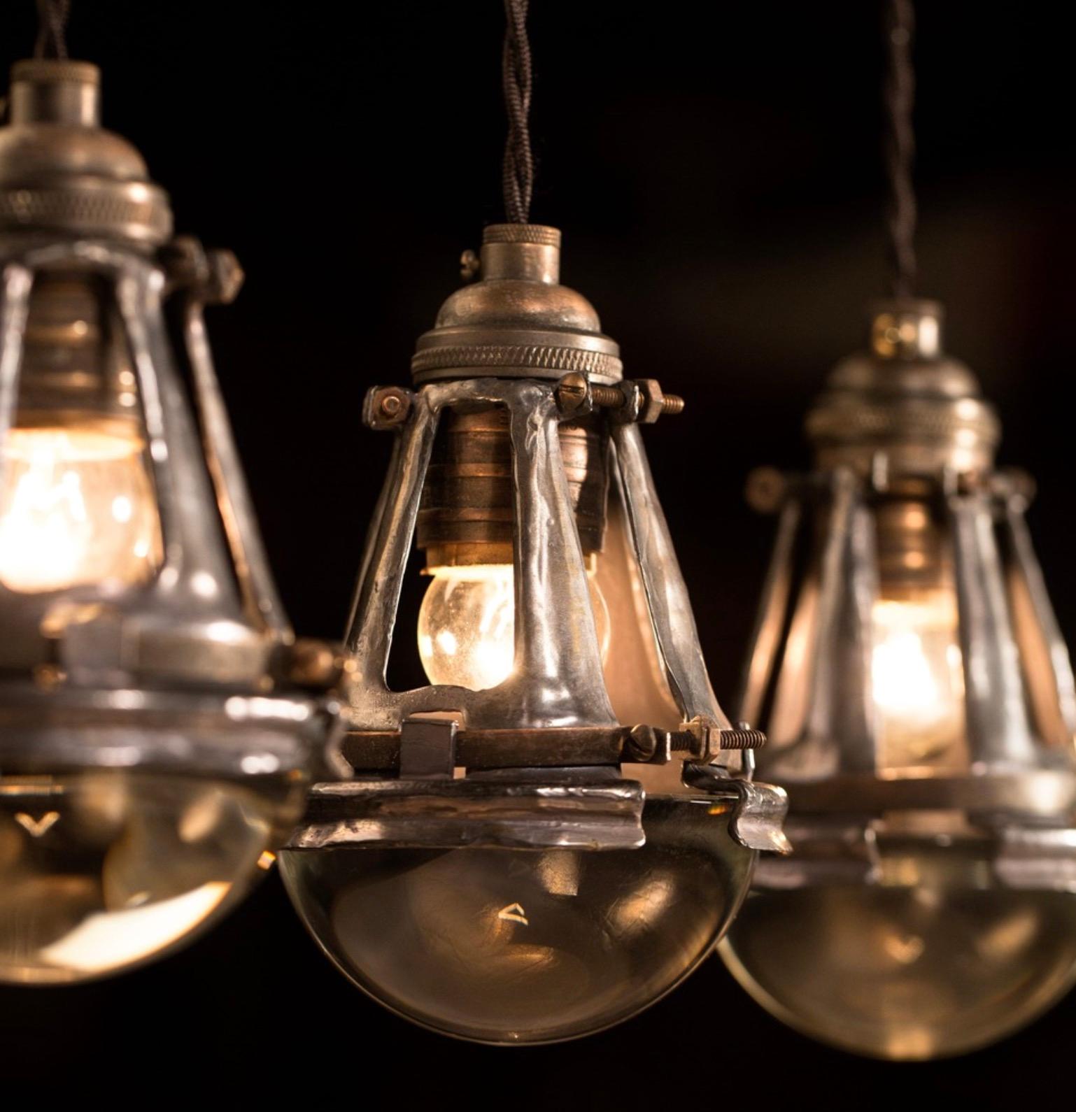 Moderno Ciondolo Ahab in vendita