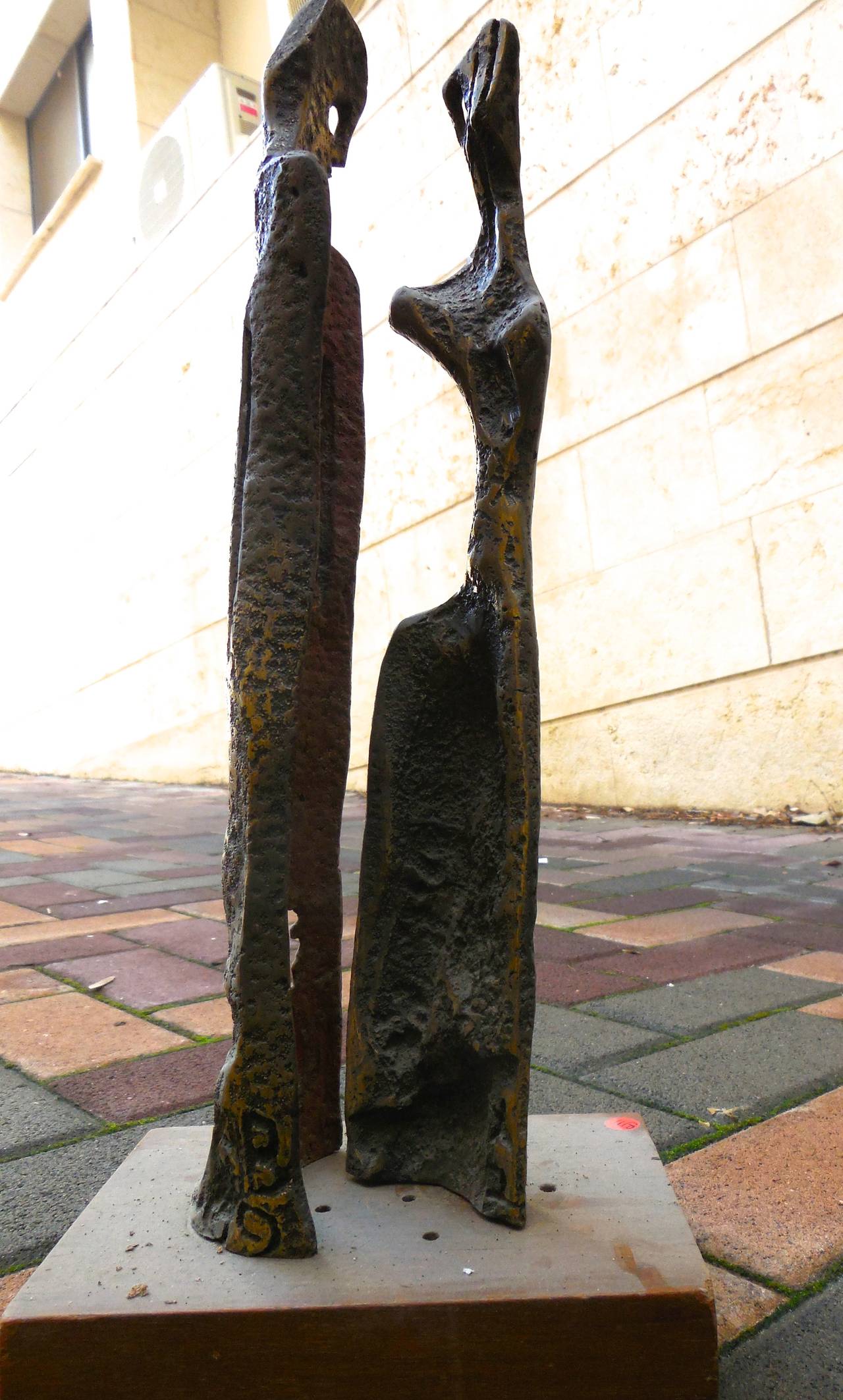 Deux figures (sculpture en bronze Art Brut) - Expressionniste Sculpture par Aharon Bezalel