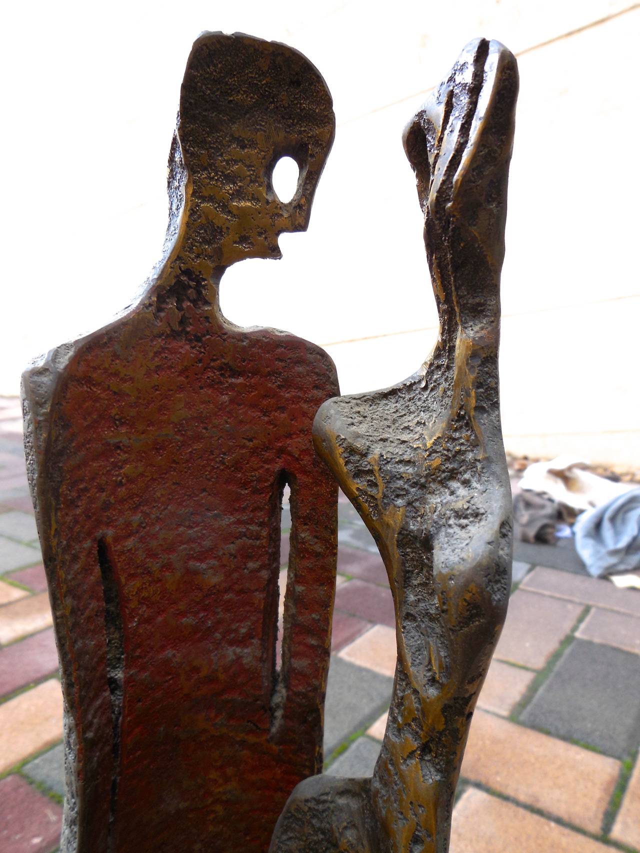 Deux figures (sculpture en bronze Art Brut) - Or Abstract Sculpture par Aharon Bezalel
