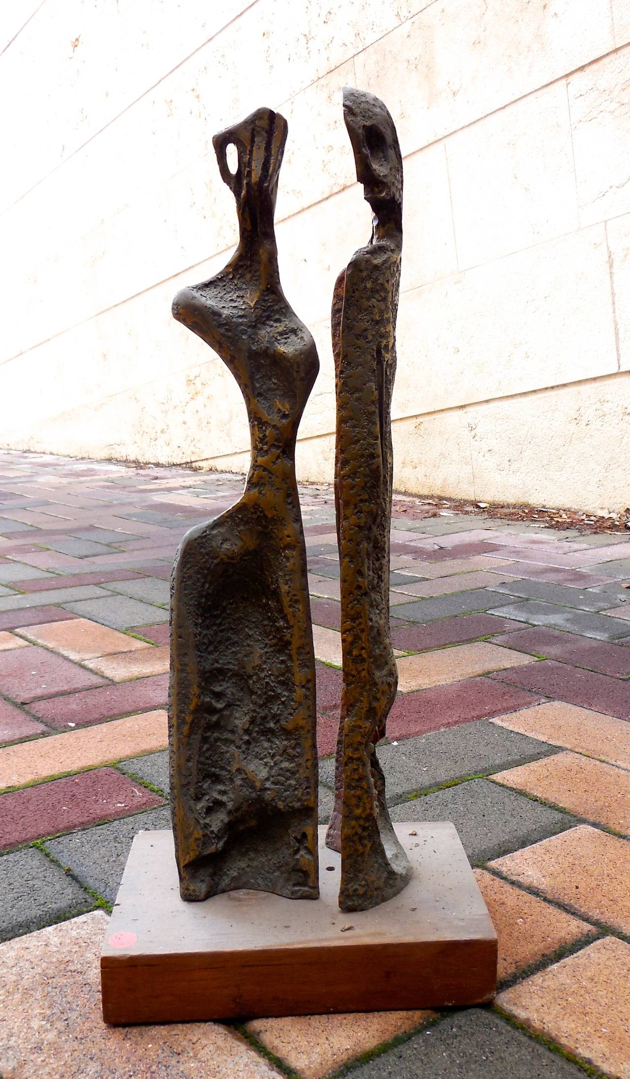 Israelische abstrakte Figuren, Art Brut, polychromierte Bronzeskulptur Aharon Bezalel, Israel