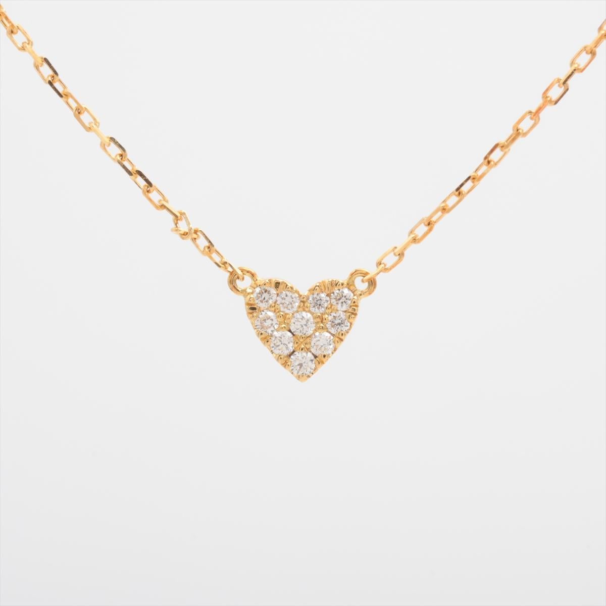 La collana Ahkah Heart Diamond è un pezzo di ottima fattura che emana romanticismo ed eleganza. Caratterizzata da un delicato ciondolo a forma di cuore ornato da diamanti scintillanti, la collana cattura l'essenza dell'amore e della raffinatezza. La