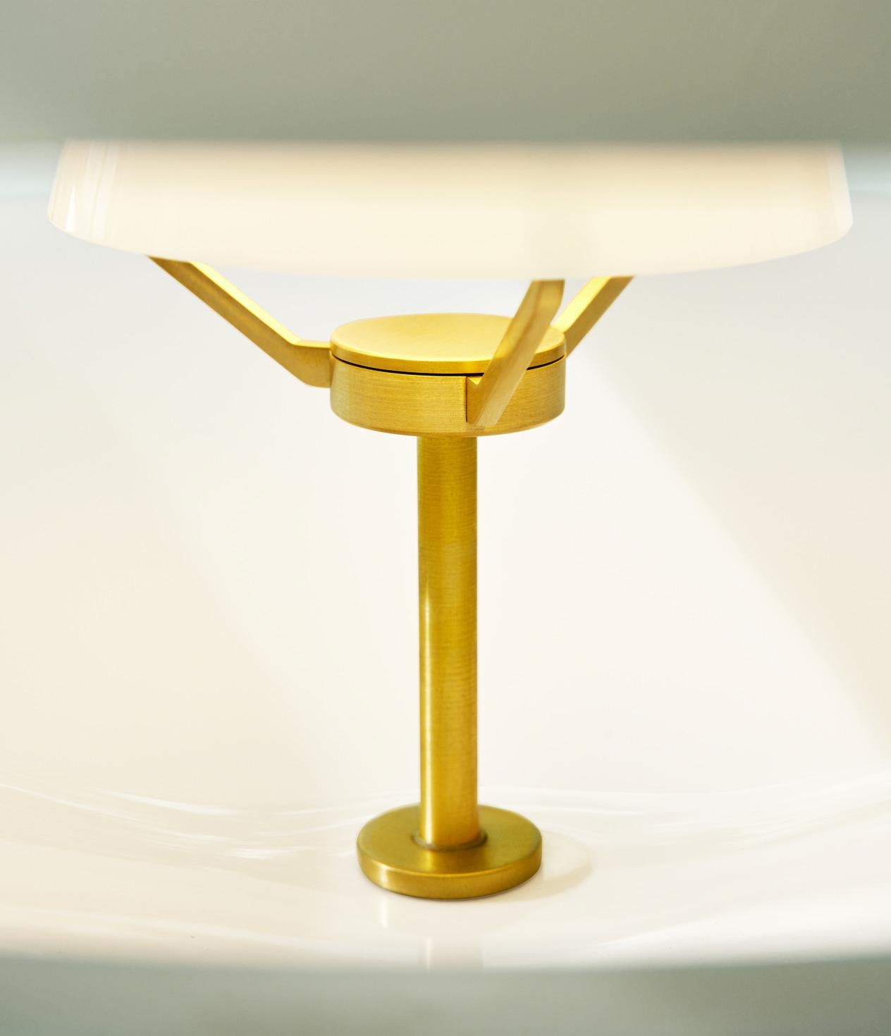 XXI secolo e contemporaneo Ciondolo 'Clam' di Ahm e Lund in vetro opalino soffiato a bocca per Fritz Hansen in vendita