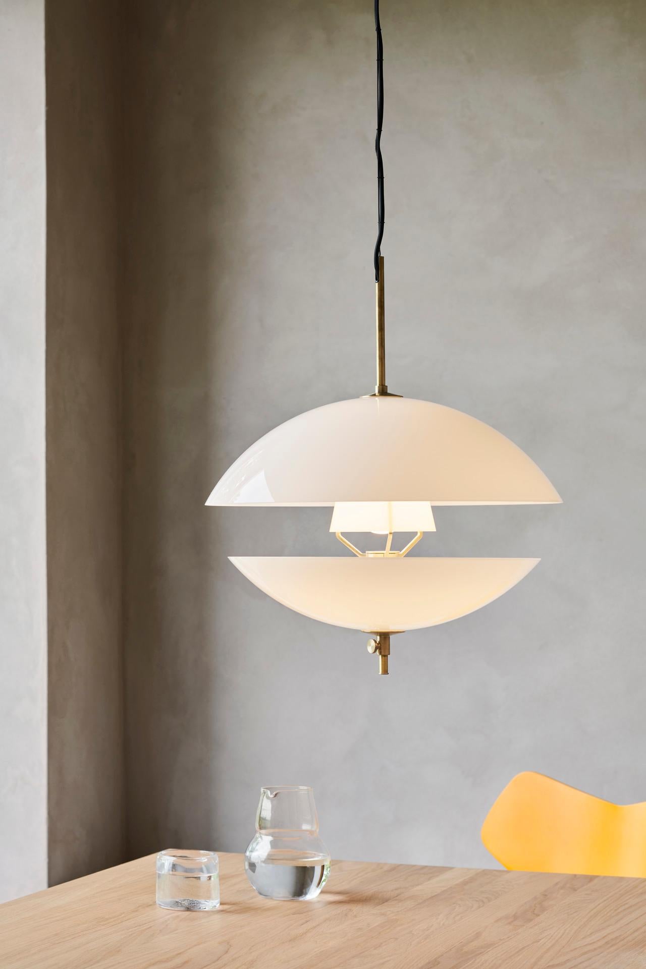 Ciondolo 'Clam' di Ahm e Lund in vetro opalino soffiato a bocca per Fritz Hansen in vendita 2