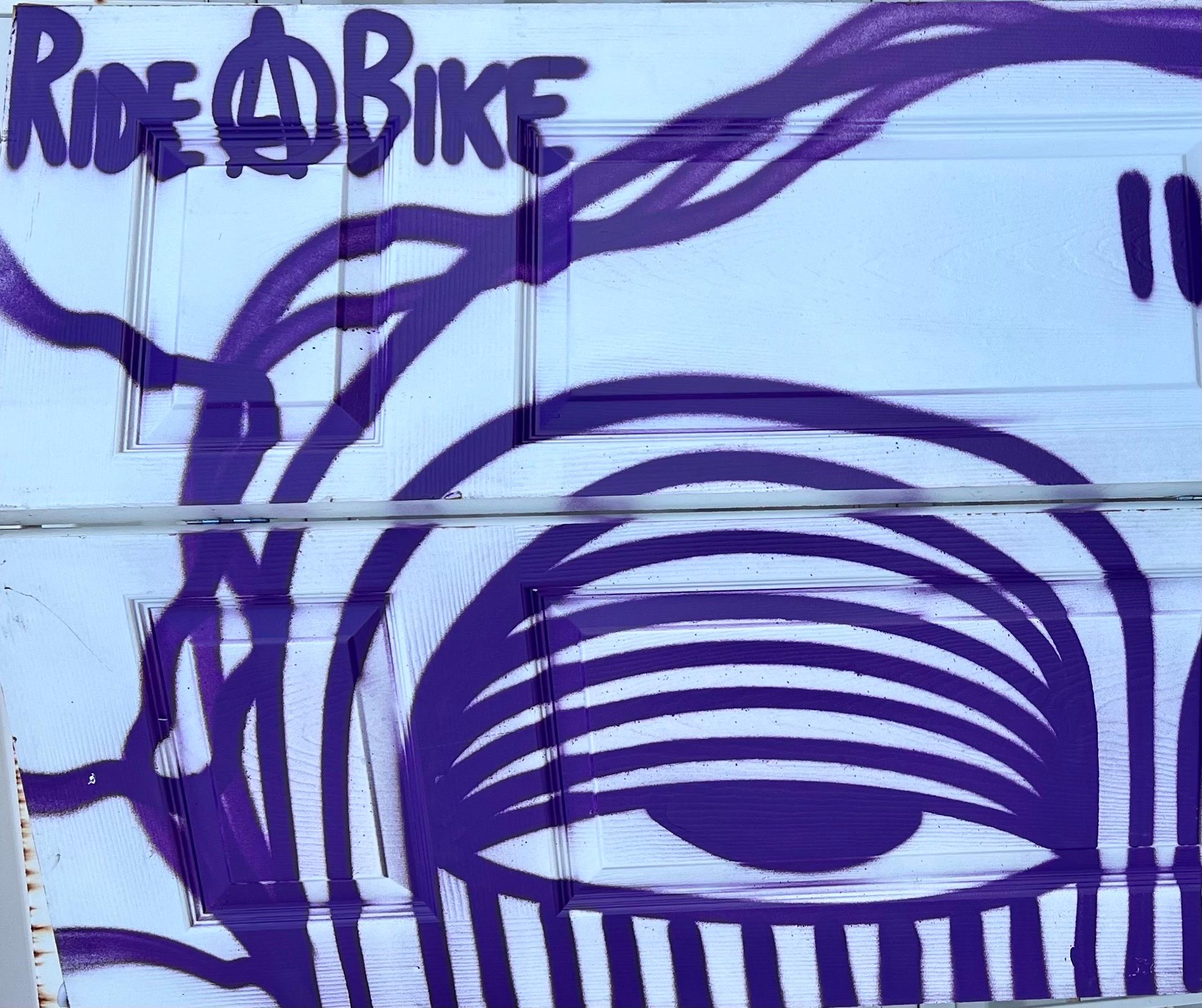 Leyenda del graffiti de Miami Ahol Sniffs Glue Gran pintura en aerosol sobre puertas Escultura en venta 1