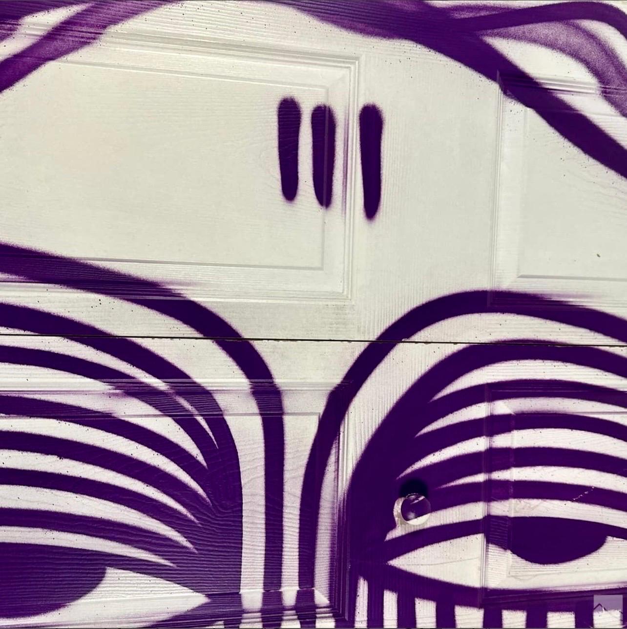 Leyenda del graffiti de Miami Ahol Sniffs Glue Gran pintura en aerosol sobre puertas Escultura en venta 4