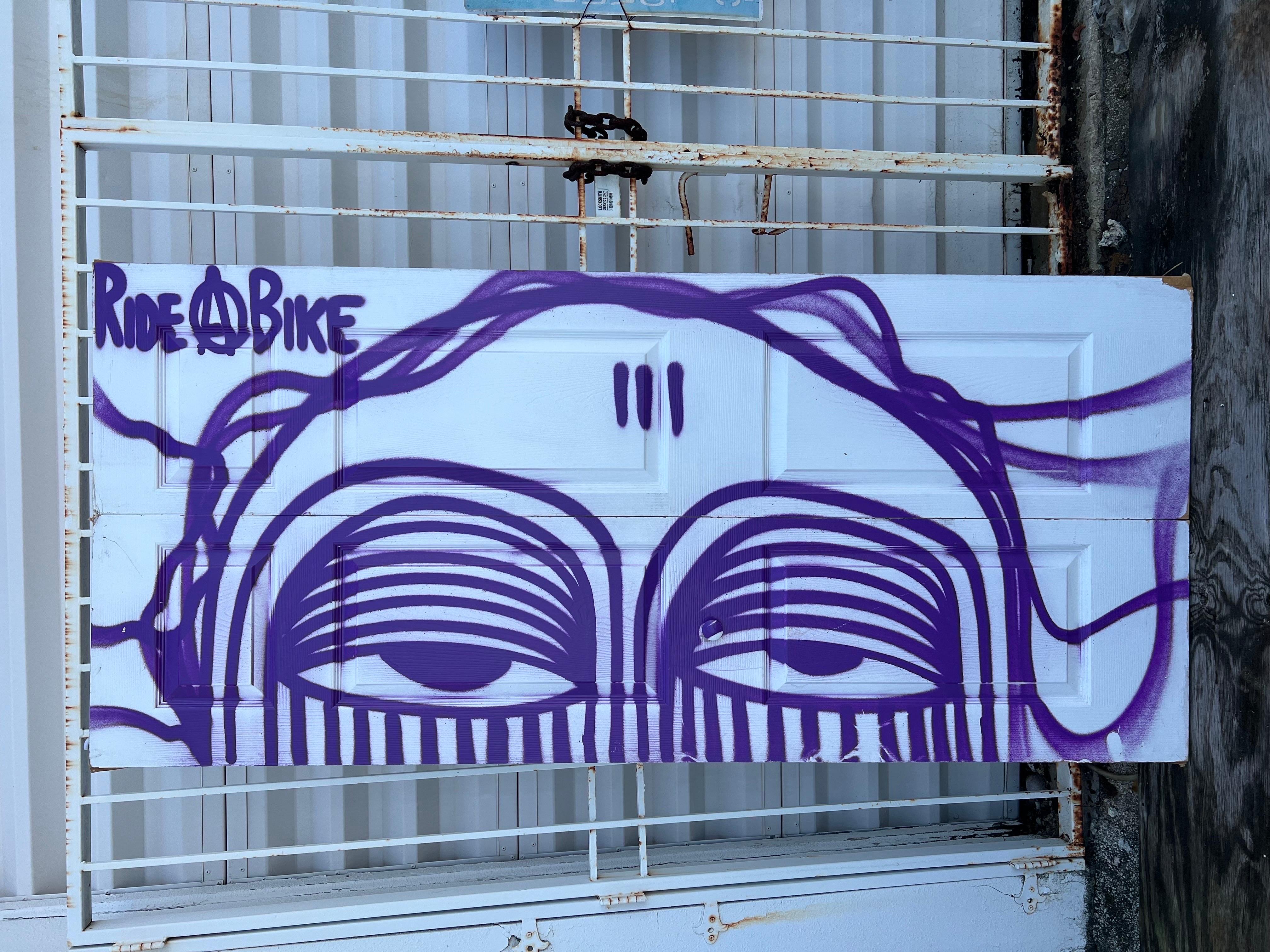 Leyenda del graffiti de Miami Ahol Sniffs Glue Gran pintura en aerosol sobre puertas Escultura en venta 6