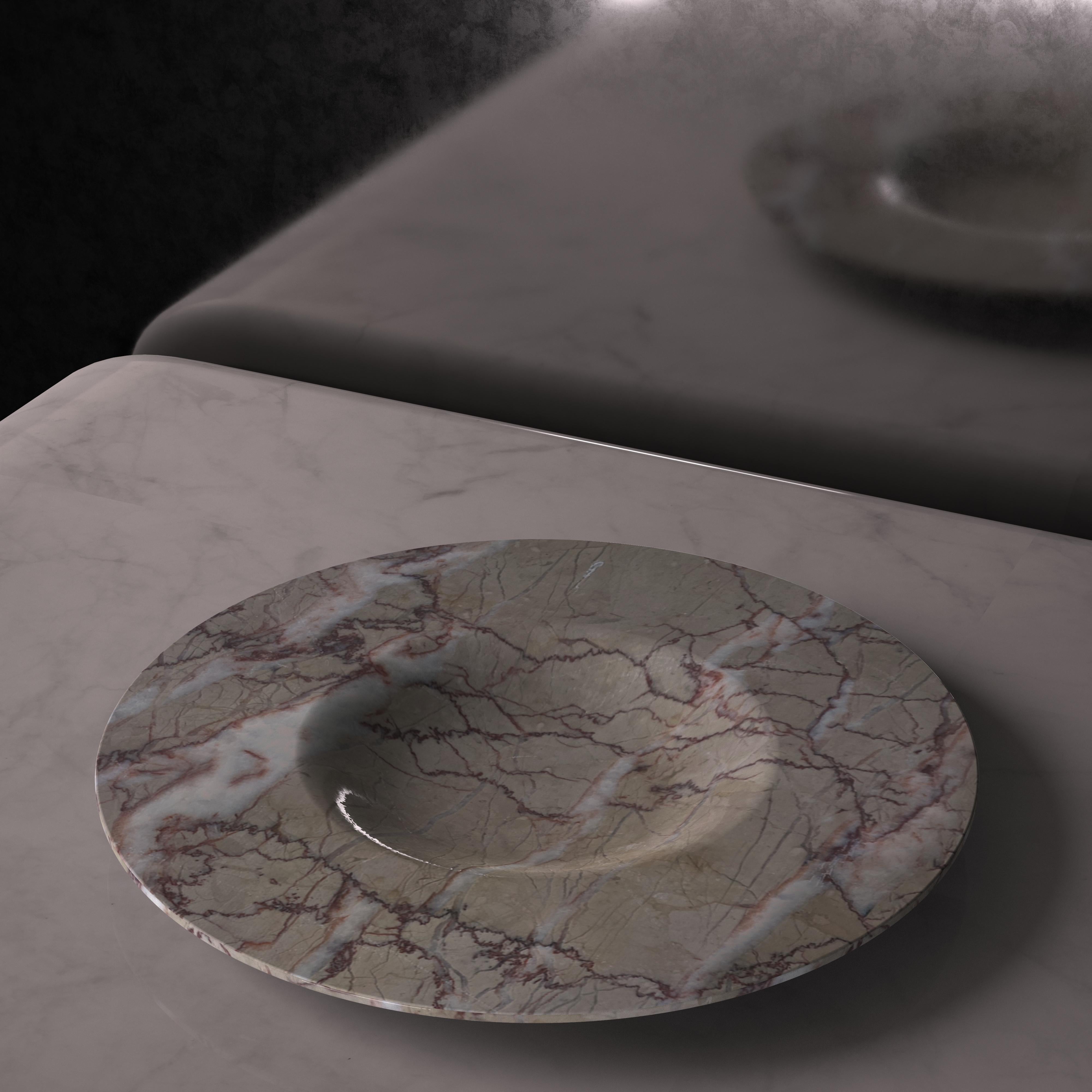In the noontide, between the folds of a ray of light, I glimpsed a sign of civilization. A precious dance of curves and sharp lines sculpt Ahonora's marble silhouette. Perfect as a centerpiece, this circular serving platter is the perfect addition