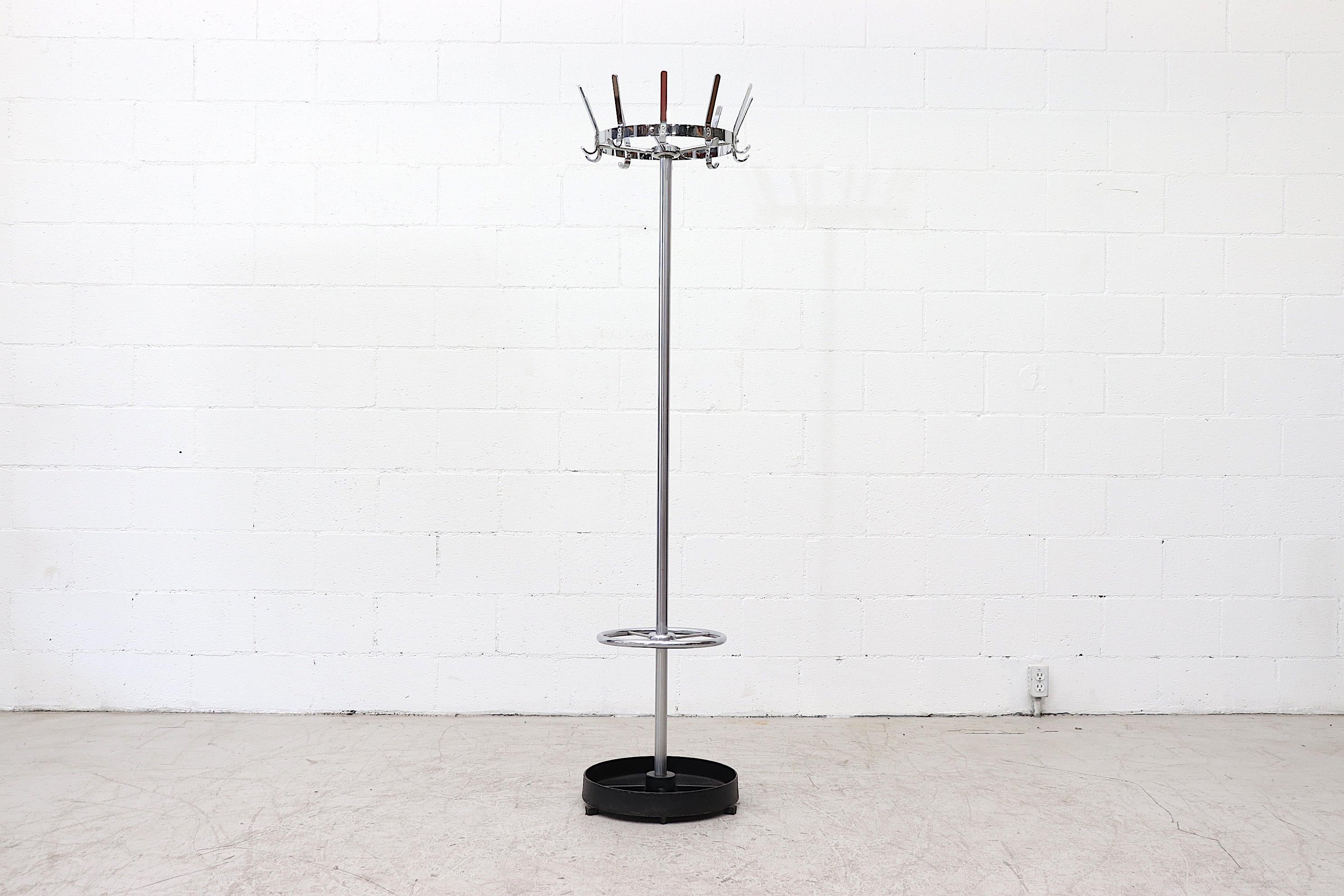 Ahrend de Cirkel Standing coat tree with umbrella holder and heavy black weighted base. Flat hooks for coats and hats. Stylish and industrial design with rotating top and lower chrome ring-umbrella holder. 2 available in original condition with