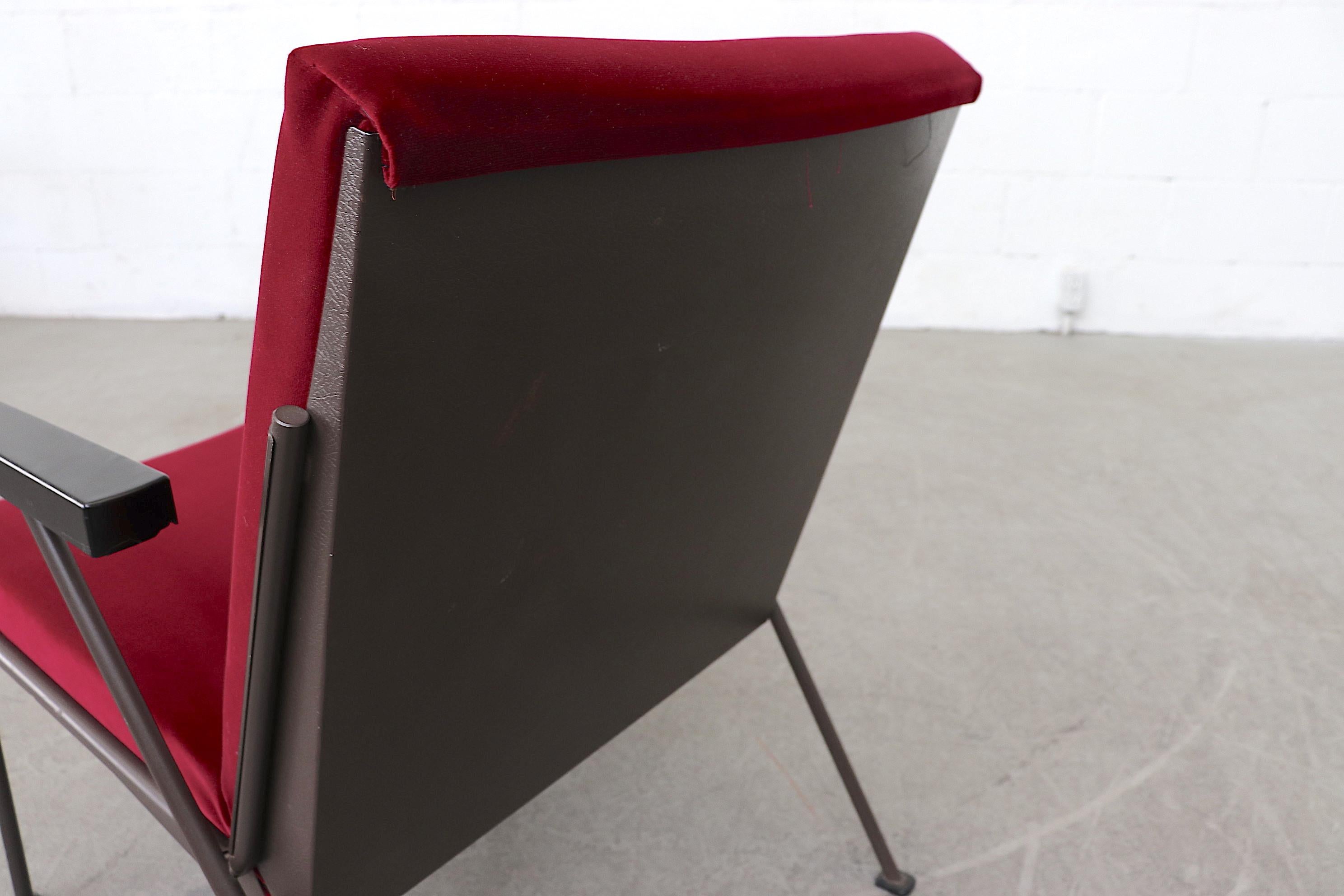 Ahrend de Cirkel Oase Lounge Chair by Wim Rietveld in Garnet Velvet 2