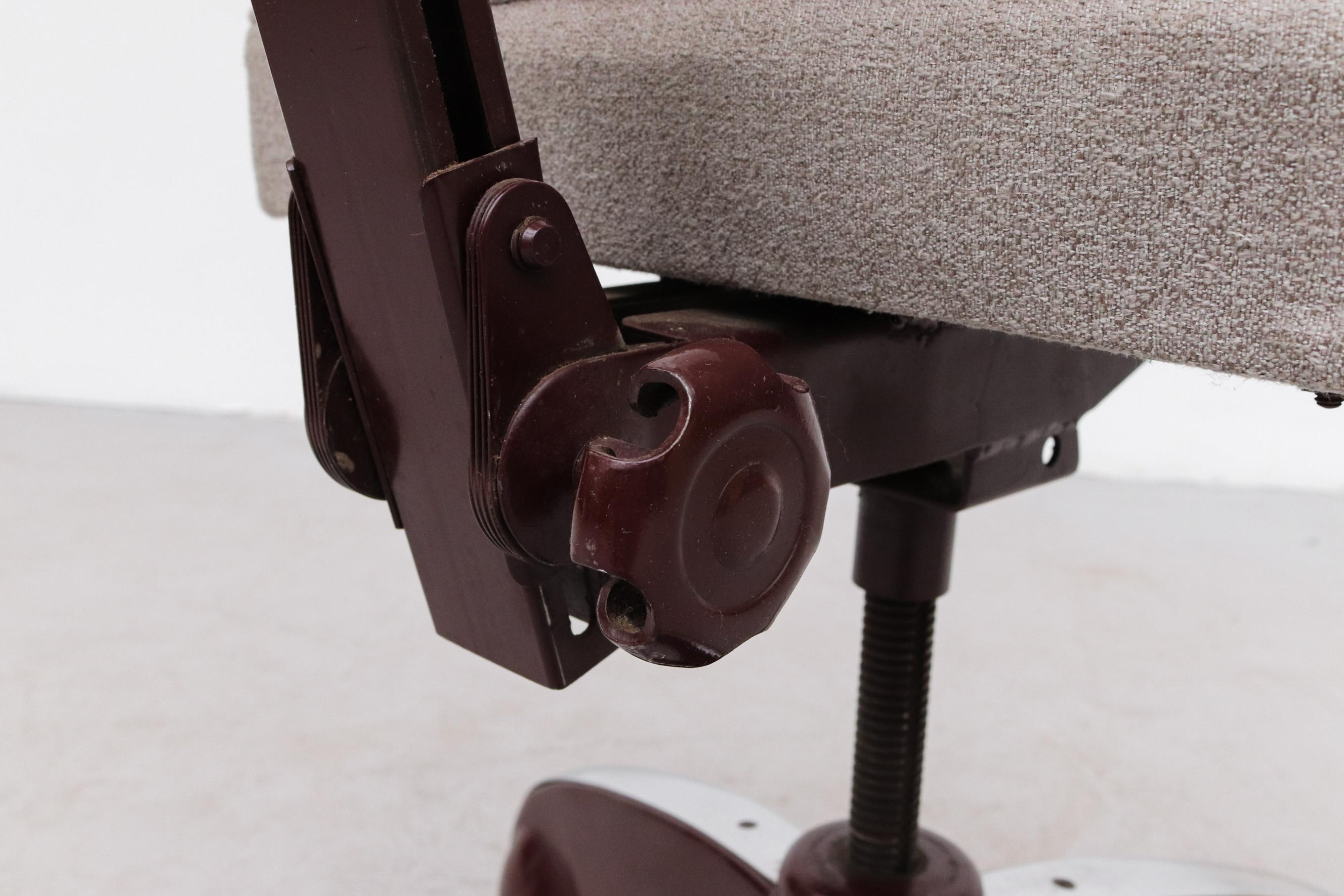 Chaise de bureau industrielle à roulettes Ahrend De Cirkel en prune avec tapisserie grise en vente 2