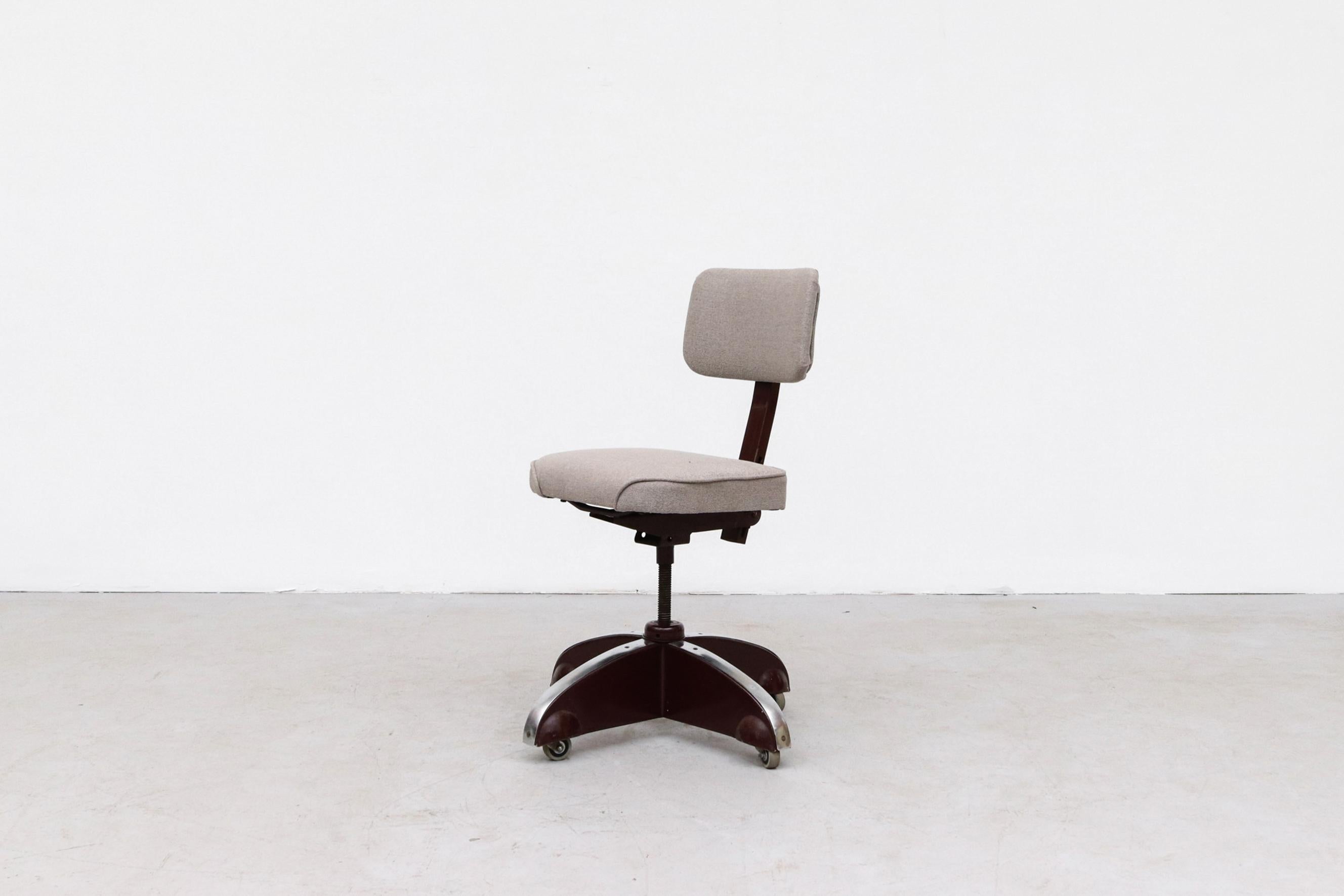 Ahrend De Cirkel Rolling Office Chair. Assise grise nouvellement tapissée, cadre en état d'origine avec usure visible, correspondant à l'âge et à l'utilisation. Le siège tourne pour régler la hauteur.
