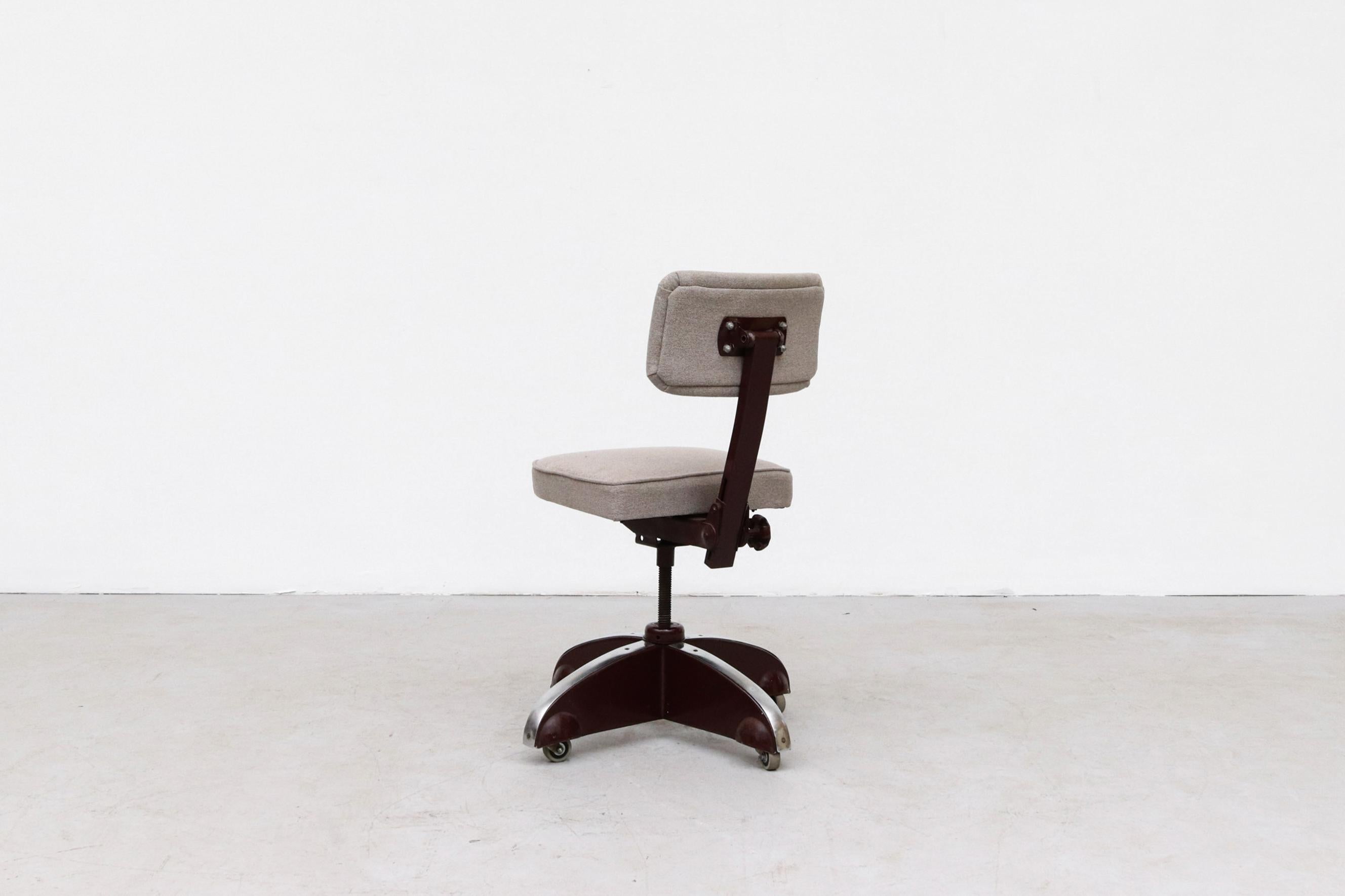 Mid-Century Modern Chaise de bureau industrielle à roulettes Ahrend De Cirkel en prune avec tapisserie grise en vente