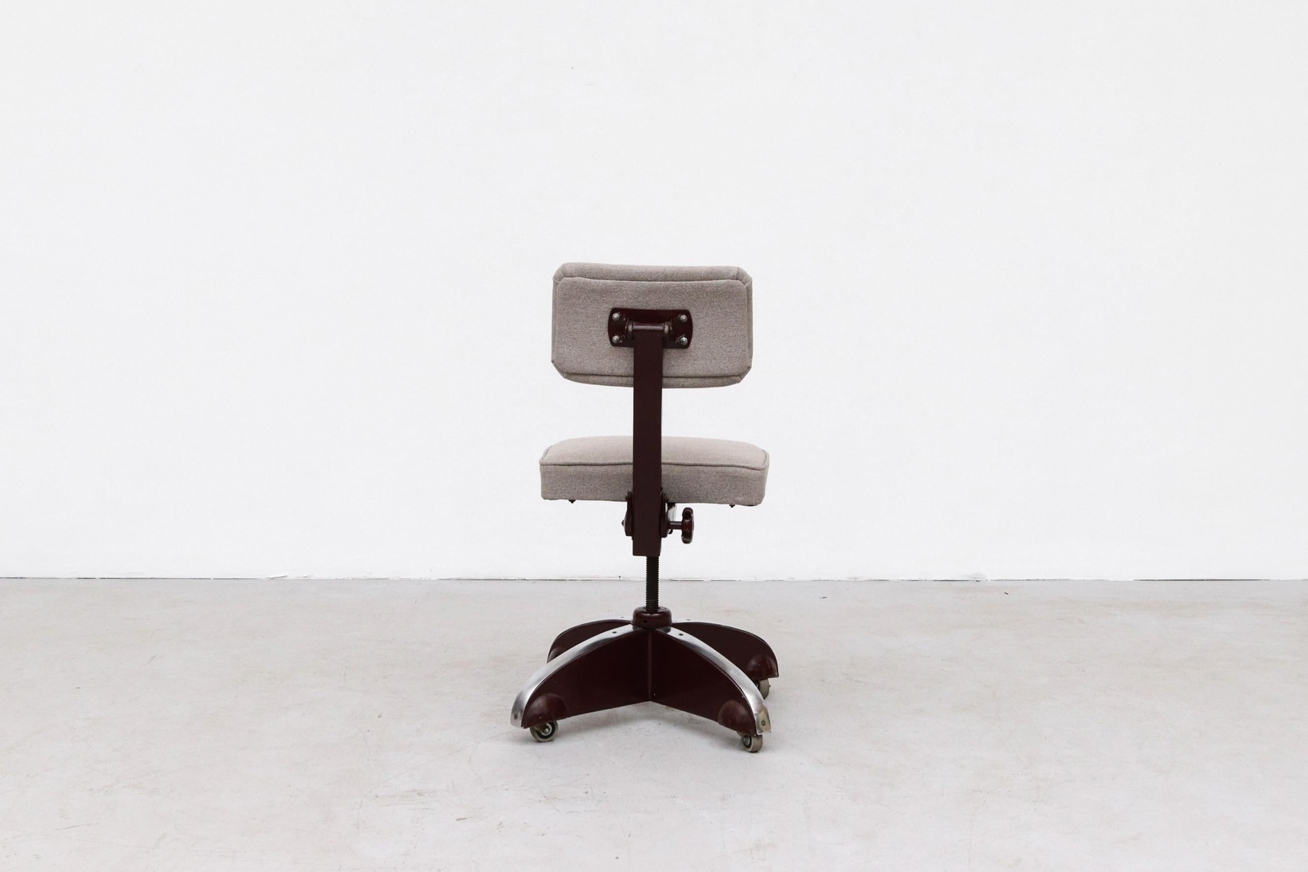 Néerlandais Chaise de bureau industrielle à roulettes Ahrend De Cirkel en prune avec tapisserie grise en vente