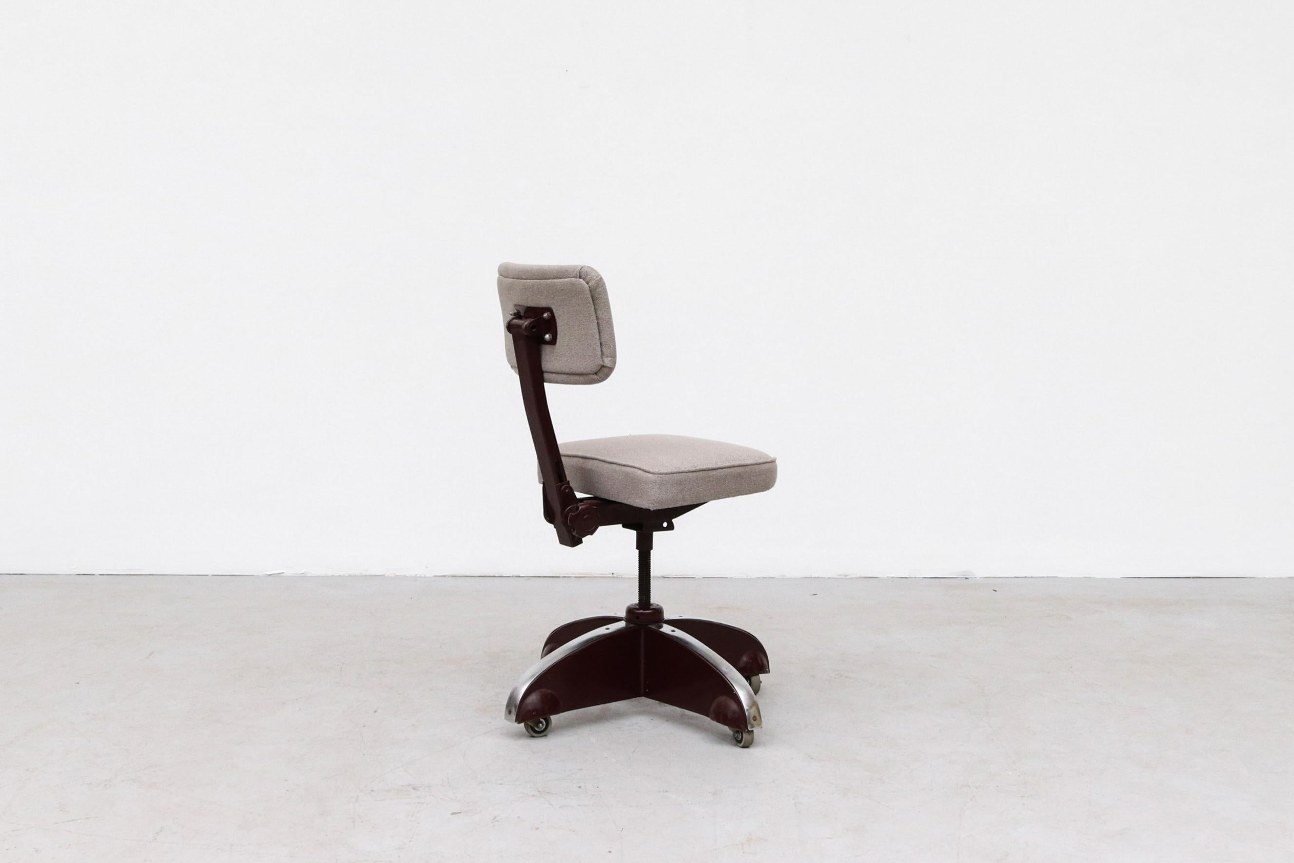 Ahrend De Cirkel Industrial Rolling Office Chair in Plum with Gray Upholstery In Good Condition For Sale In Los Angeles, CA