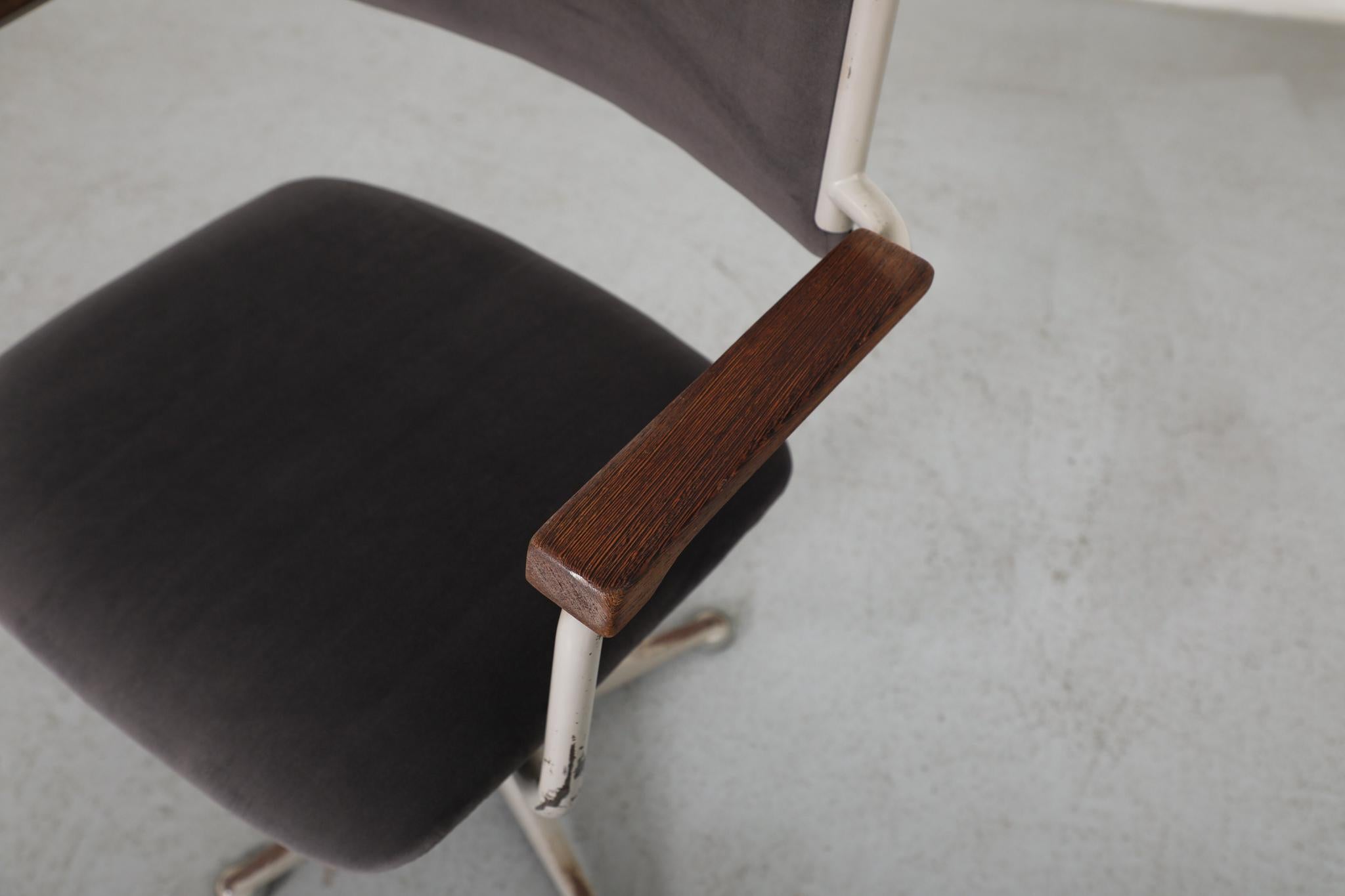 Ahrend de Cirkel Swivel Task Chair in Knoll Smoke 