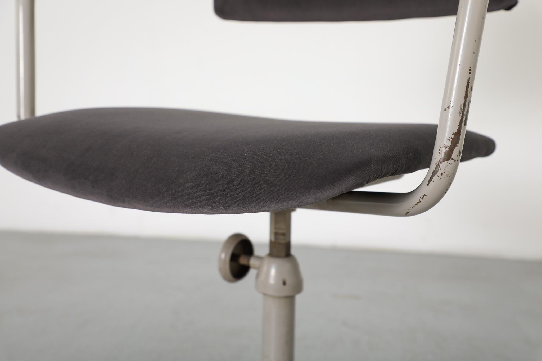 Ahrend de Cirkel Swivel Task Chair in Knoll Smoke 
