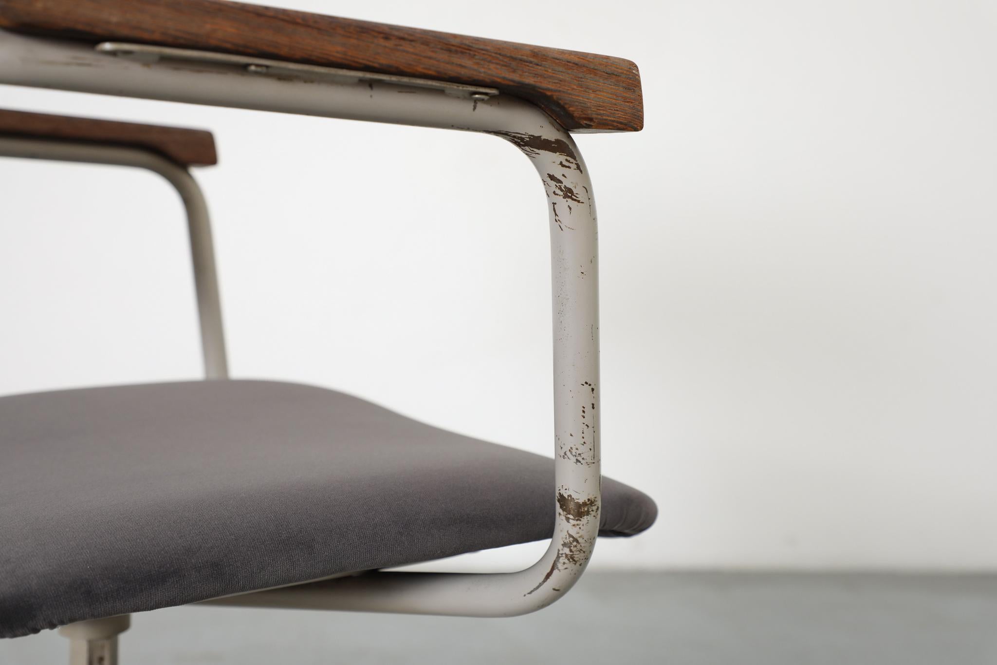 Ahrend de Cirkel Swivel Task Chair in Knoll Smoke 