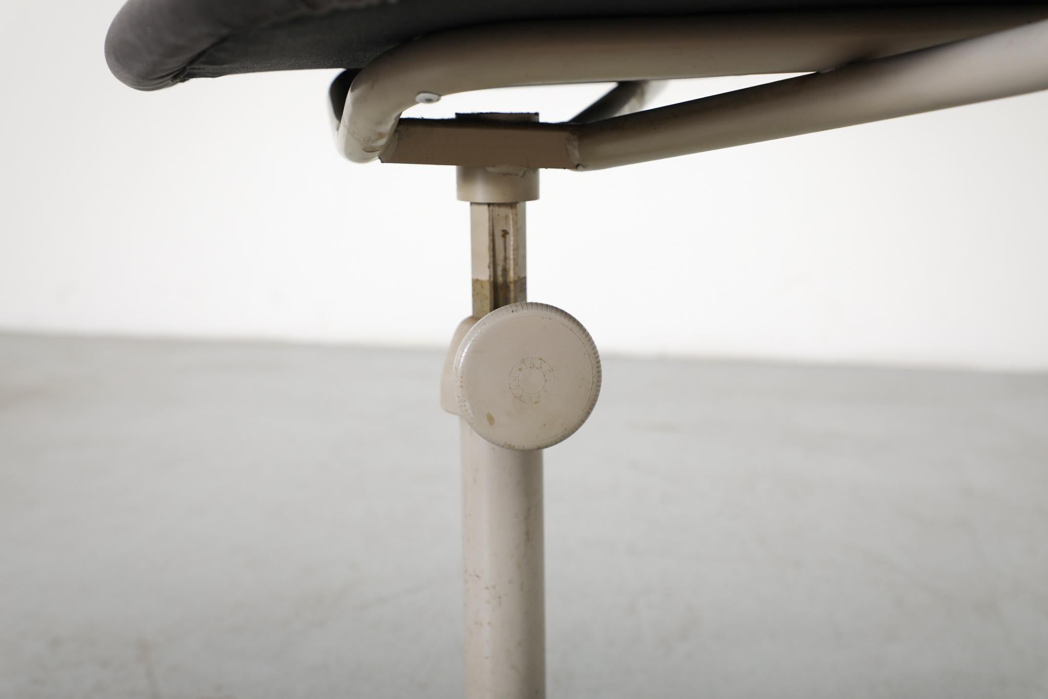 Ahrend de Cirkel Swivel Task Chair in Knoll Smoke 