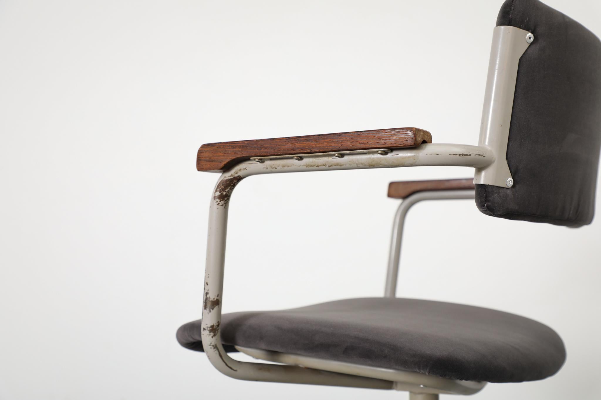 Ahrend de Cirkel Swivel Task Chair in Knoll Smoke 