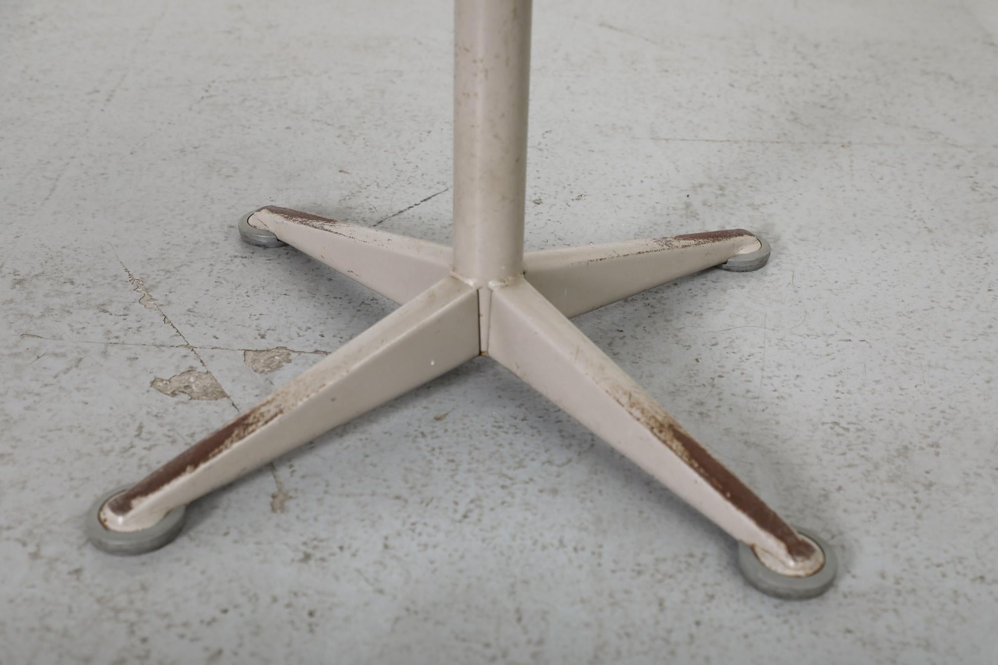 Ahrend de Cirkel Swivel Task Chair in Knoll Smoke 