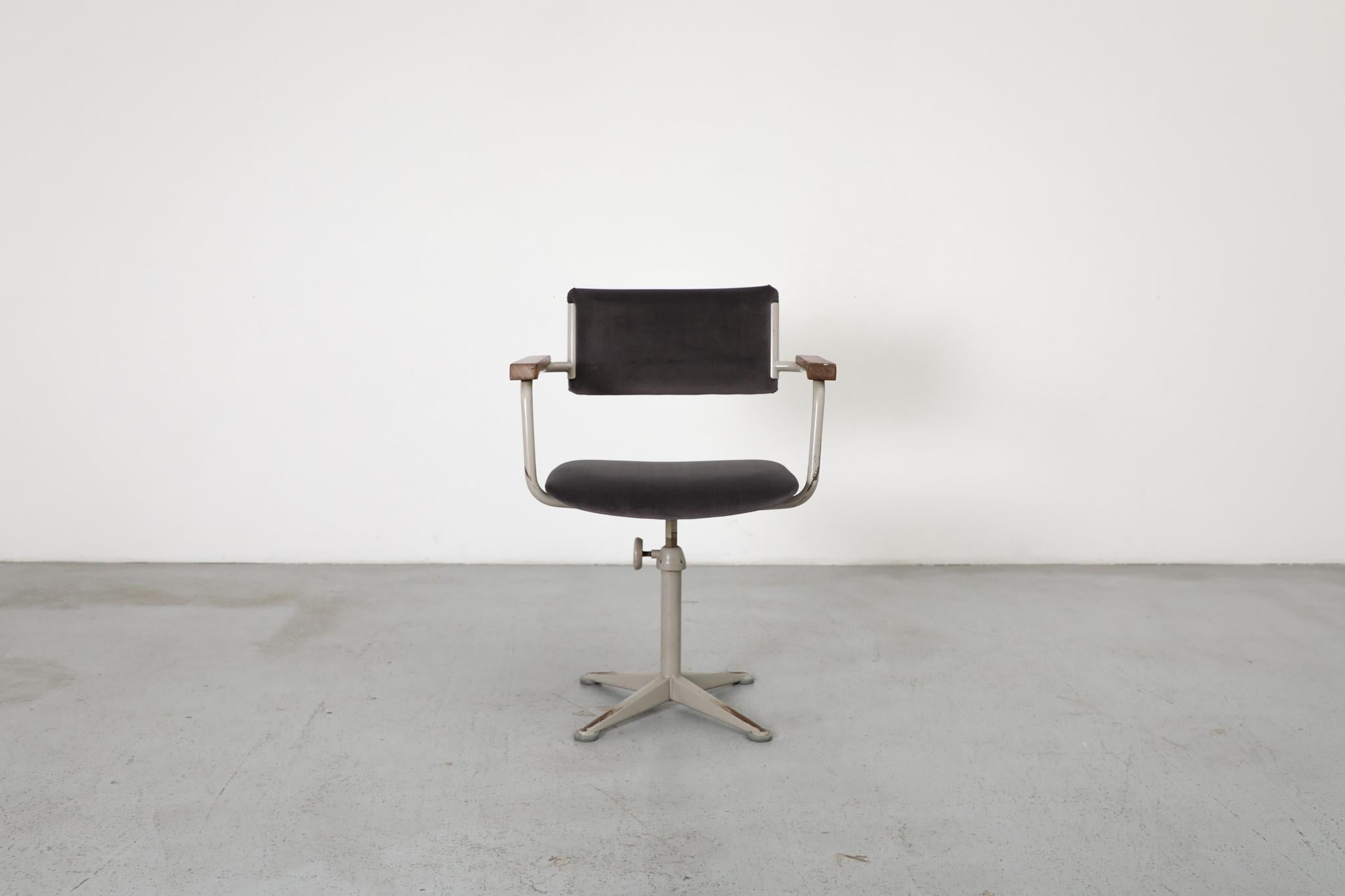 Dutch Mid-Century drafting or task stool by Ahrend de Cirkel, 1960s. Attractive and functional this height adjustable desk chair swivels and is newly upholstered in Knoll Smoke 