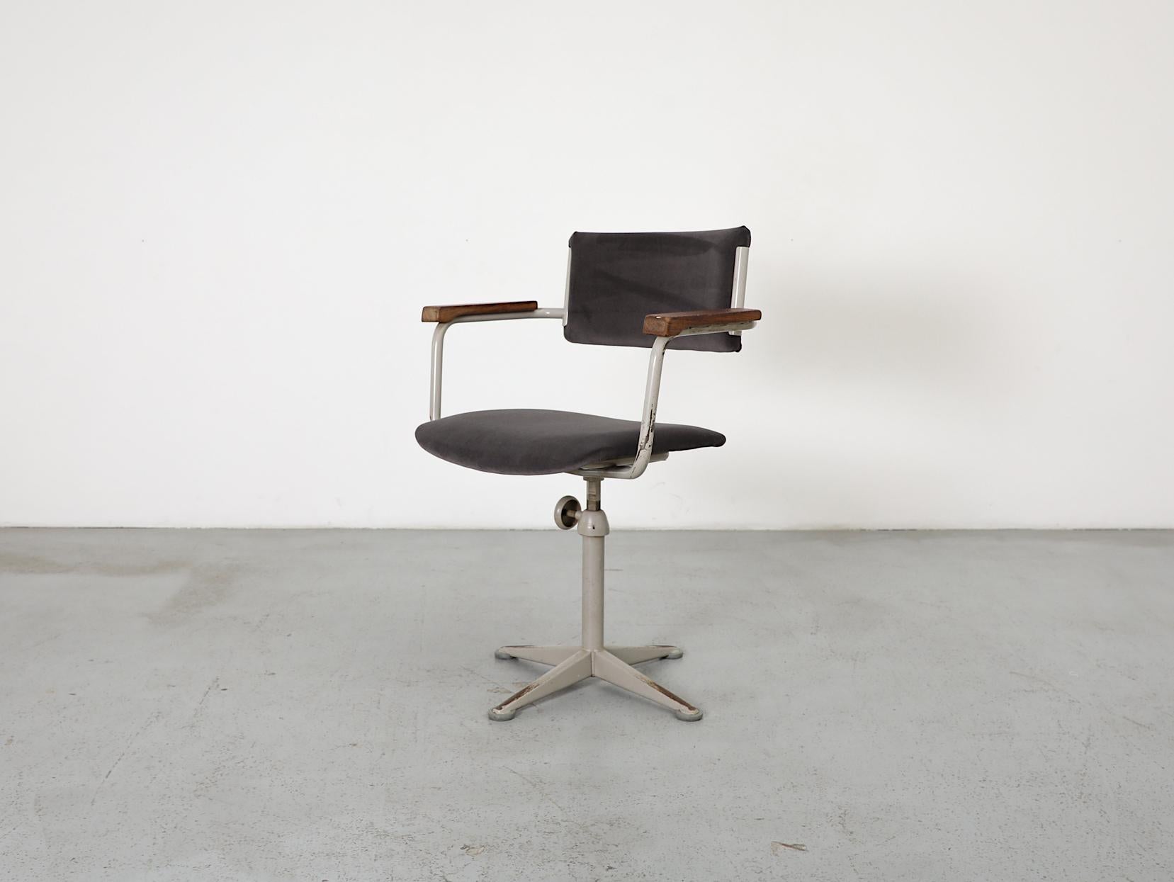 Ahrend de Cirkel Swivel Task Chair in Knoll Smoke 