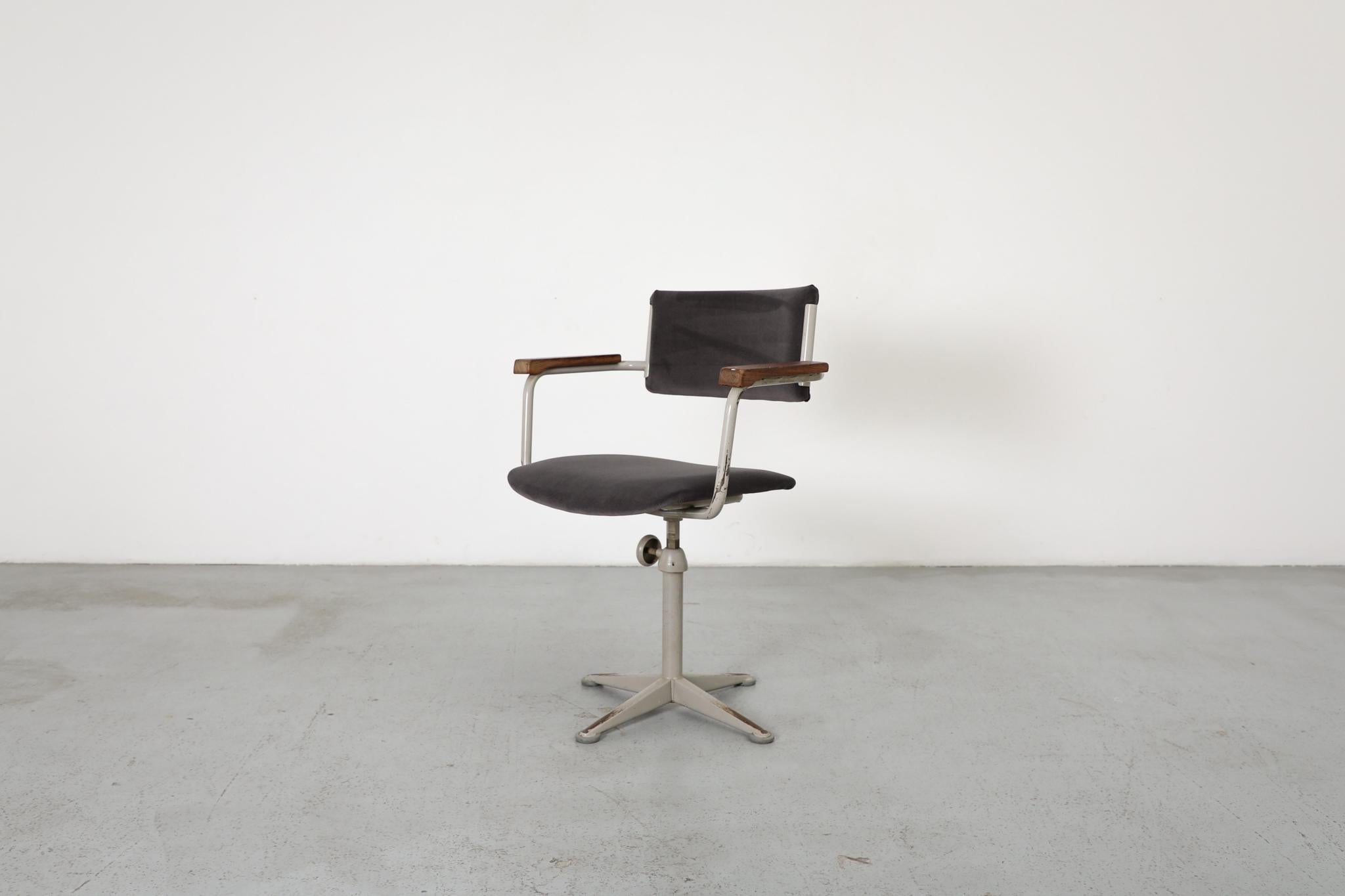 Mid-Century Modern Ahrend de Cirkel Swivel Task Chair in Knoll Smoke 