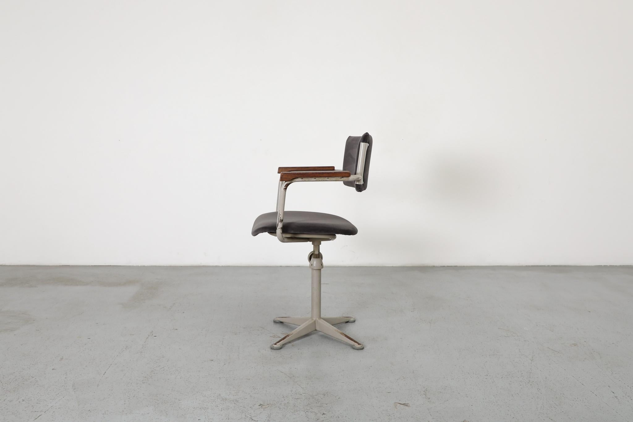 Dutch Ahrend de Cirkel Swivel Task Chair in Knoll Smoke 