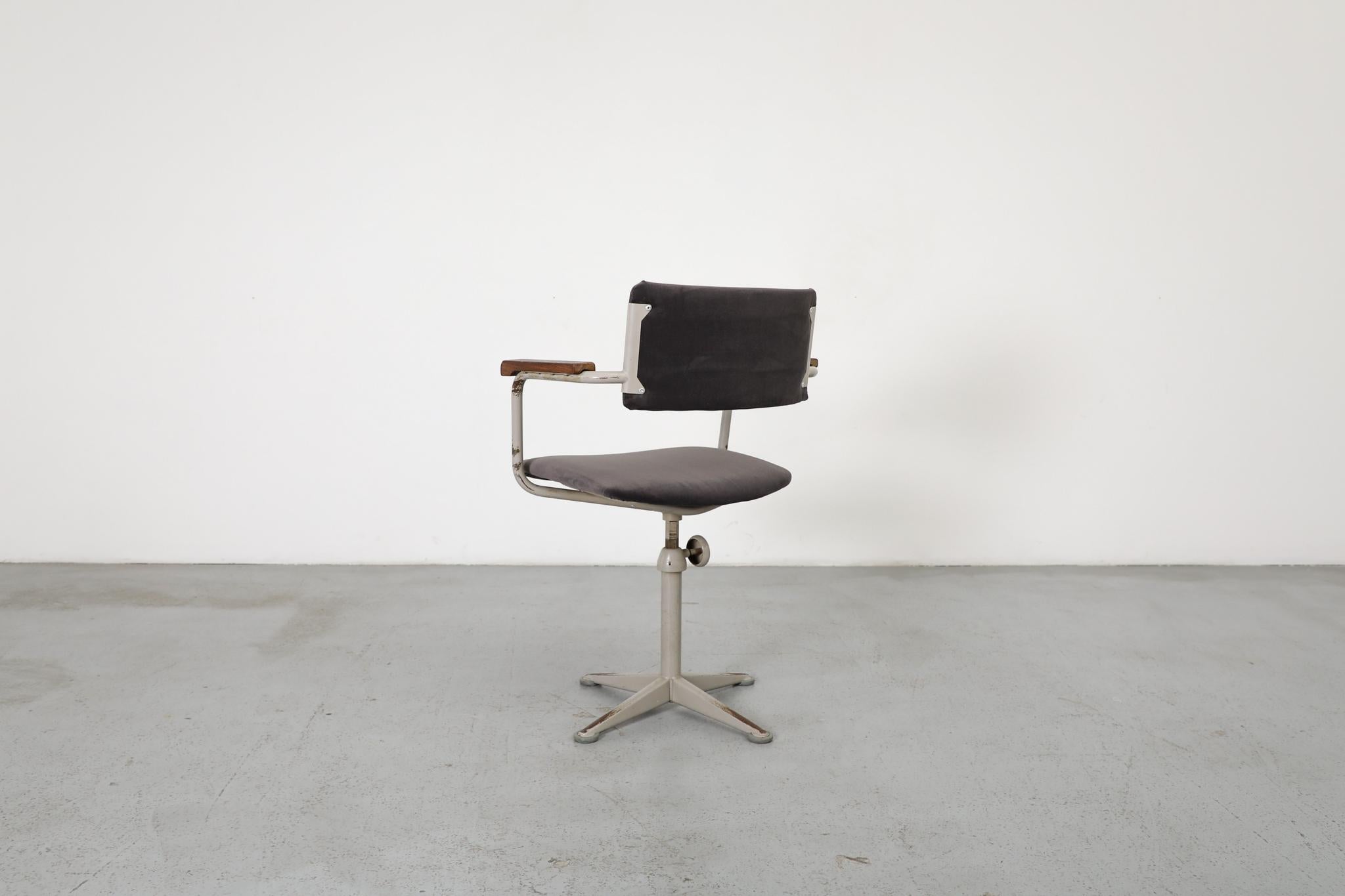 Ahrend de Cirkel Swivel Task Chair in Knoll Smoke 