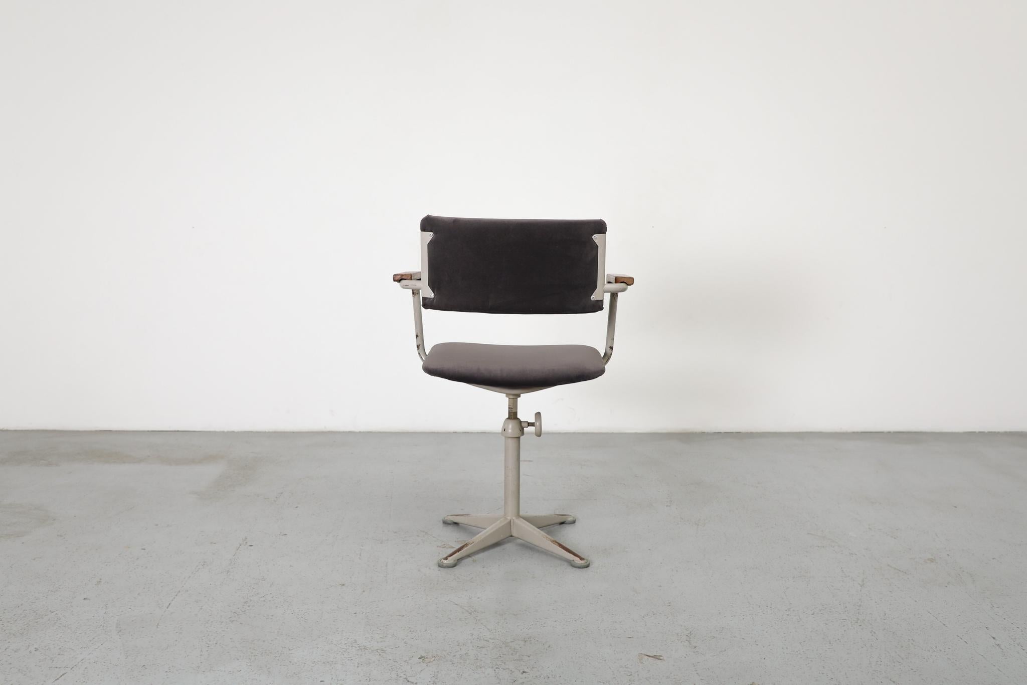 Late 20th Century Ahrend de Cirkel Swivel Task Chair in Knoll Smoke 