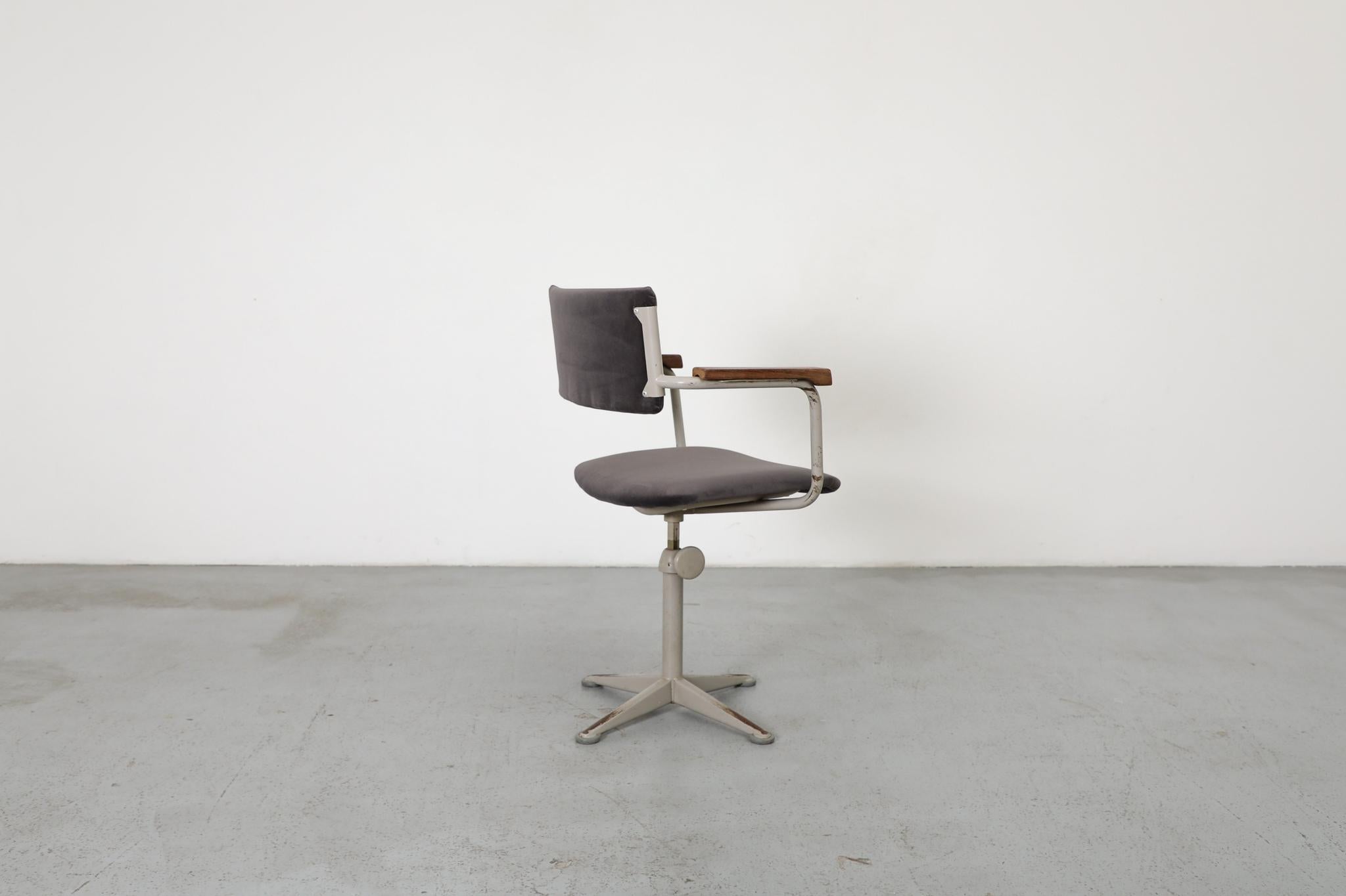 Metal Ahrend de Cirkel Swivel Task Chair in Knoll Smoke 