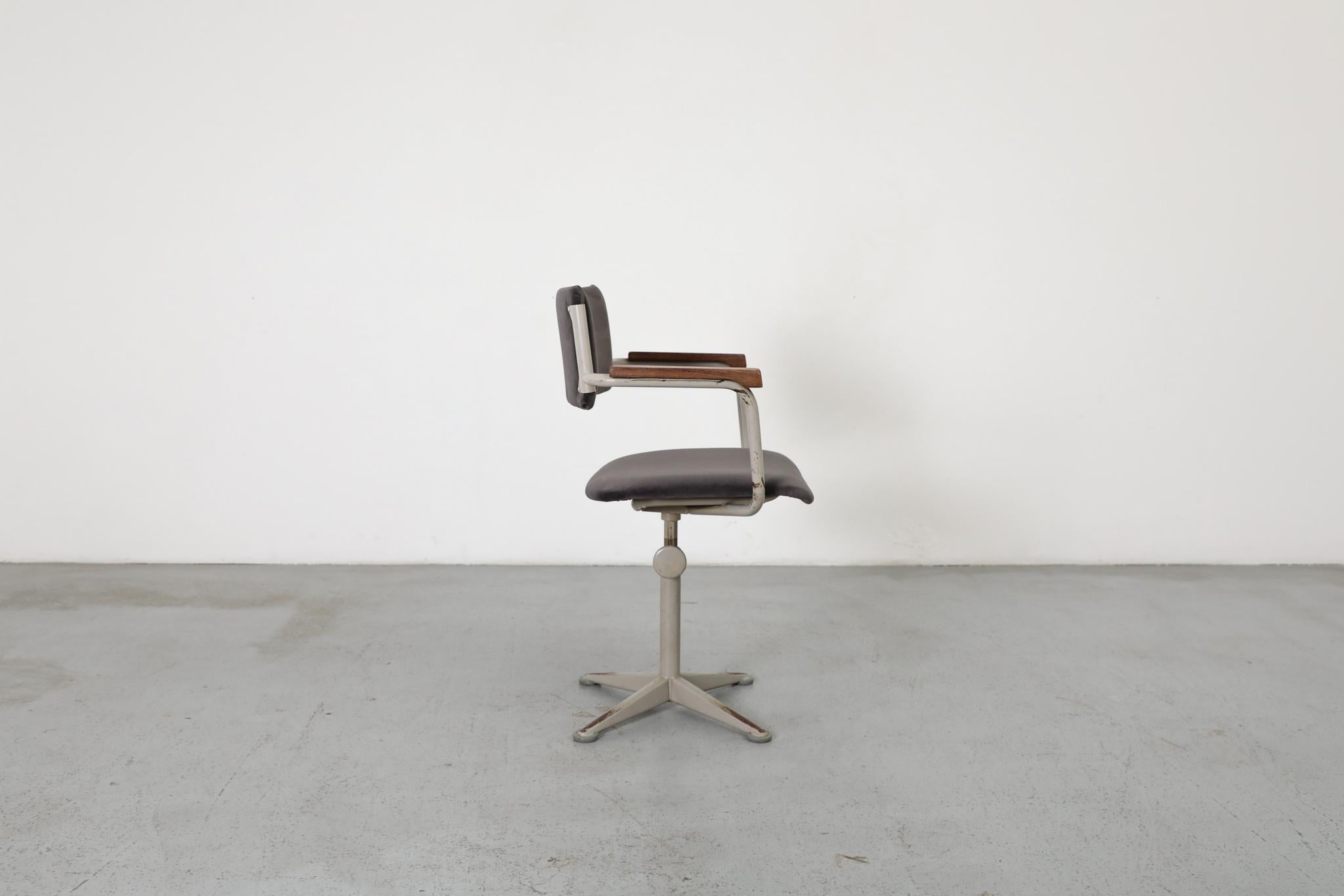 Ahrend de Cirkel Swivel Task Chair in Knoll Smoke 