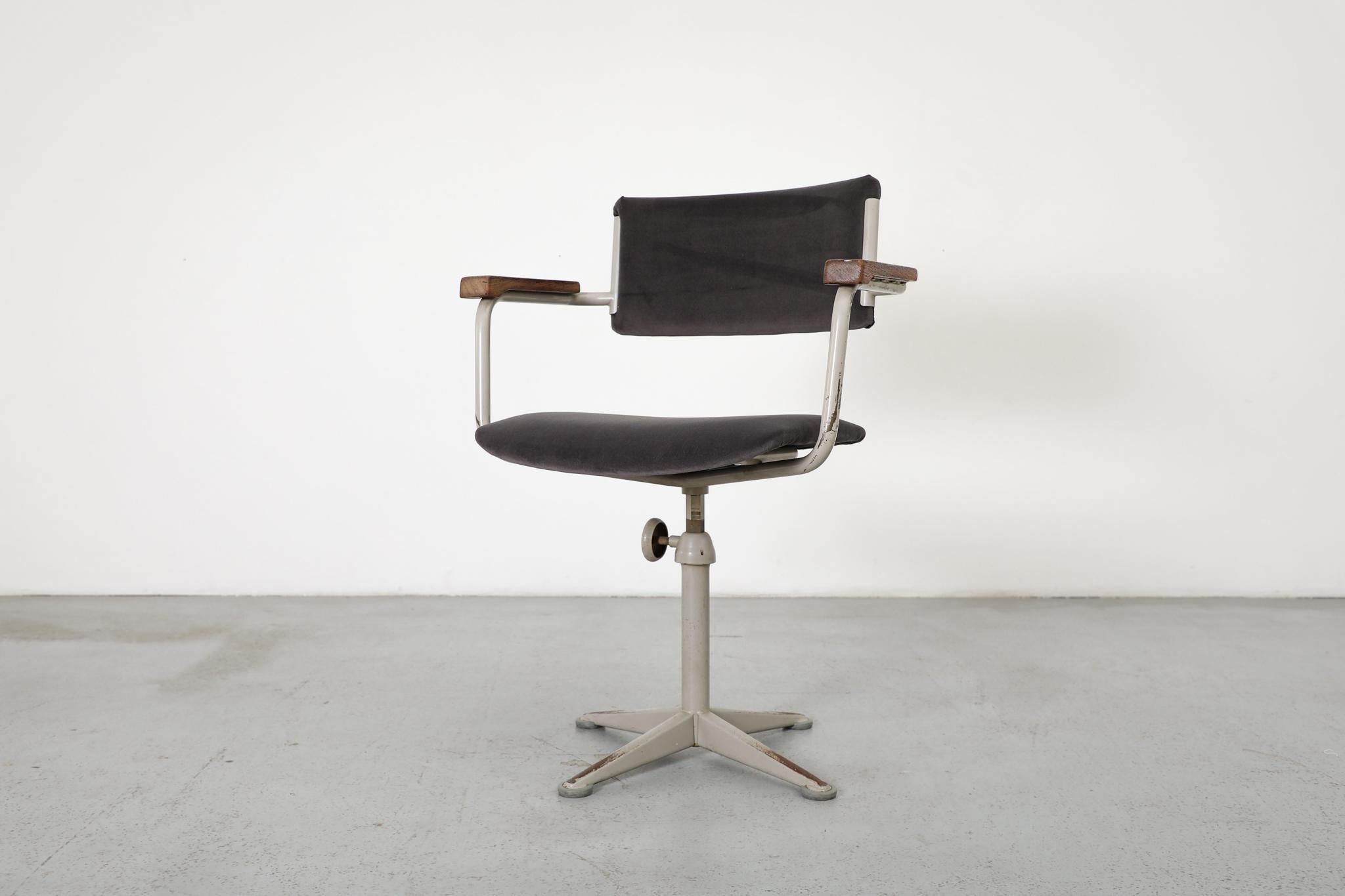 Ahrend de Cirkel Swivel Task Chair in Knoll Smoke 