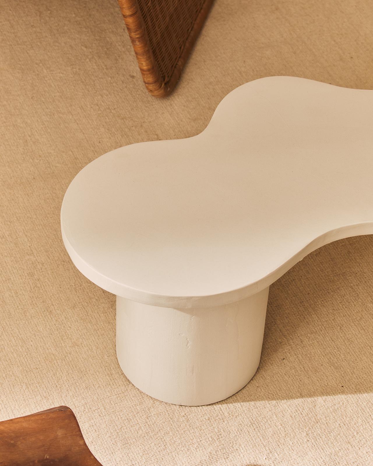 Fabriquée à la main en Espagne par des artisans experts, cette table de salle à manger de forme ovale de Marlot Baus allie un design intemporel à un savoir-faire moderne. Chaque pièce est fabriquée avec soin en utilisant notre technique de