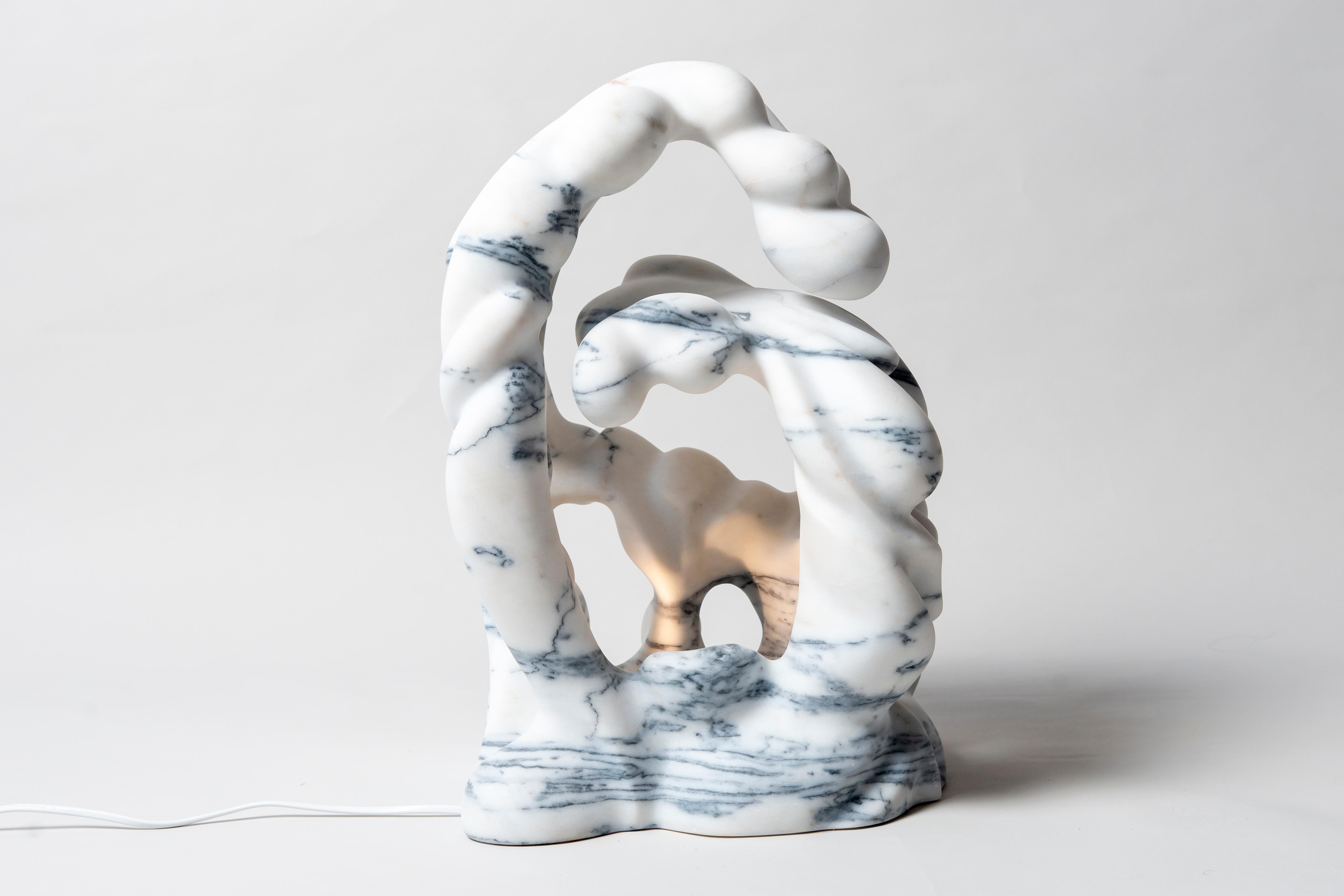 Ahyi Handmade Table Lamp in White Marble by MANTA Handmade Stone Designs (lampe de table en marbre blanc faite à la main) en vente 2