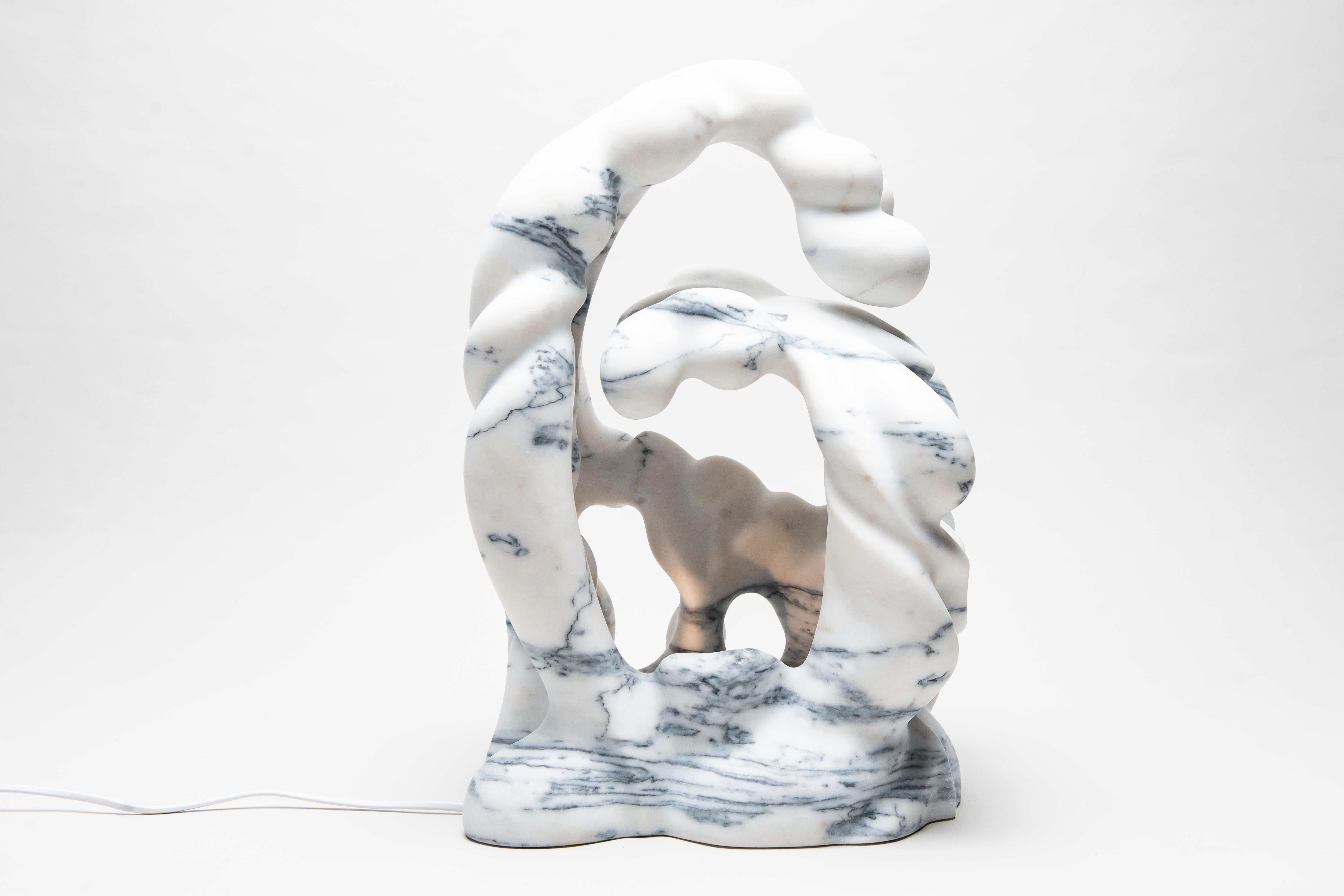 Ahyi Handmade Table Lamp in White Marble by MANTA Handmade Stone Designs (lampe de table en marbre blanc faite à la main) en vente 4
